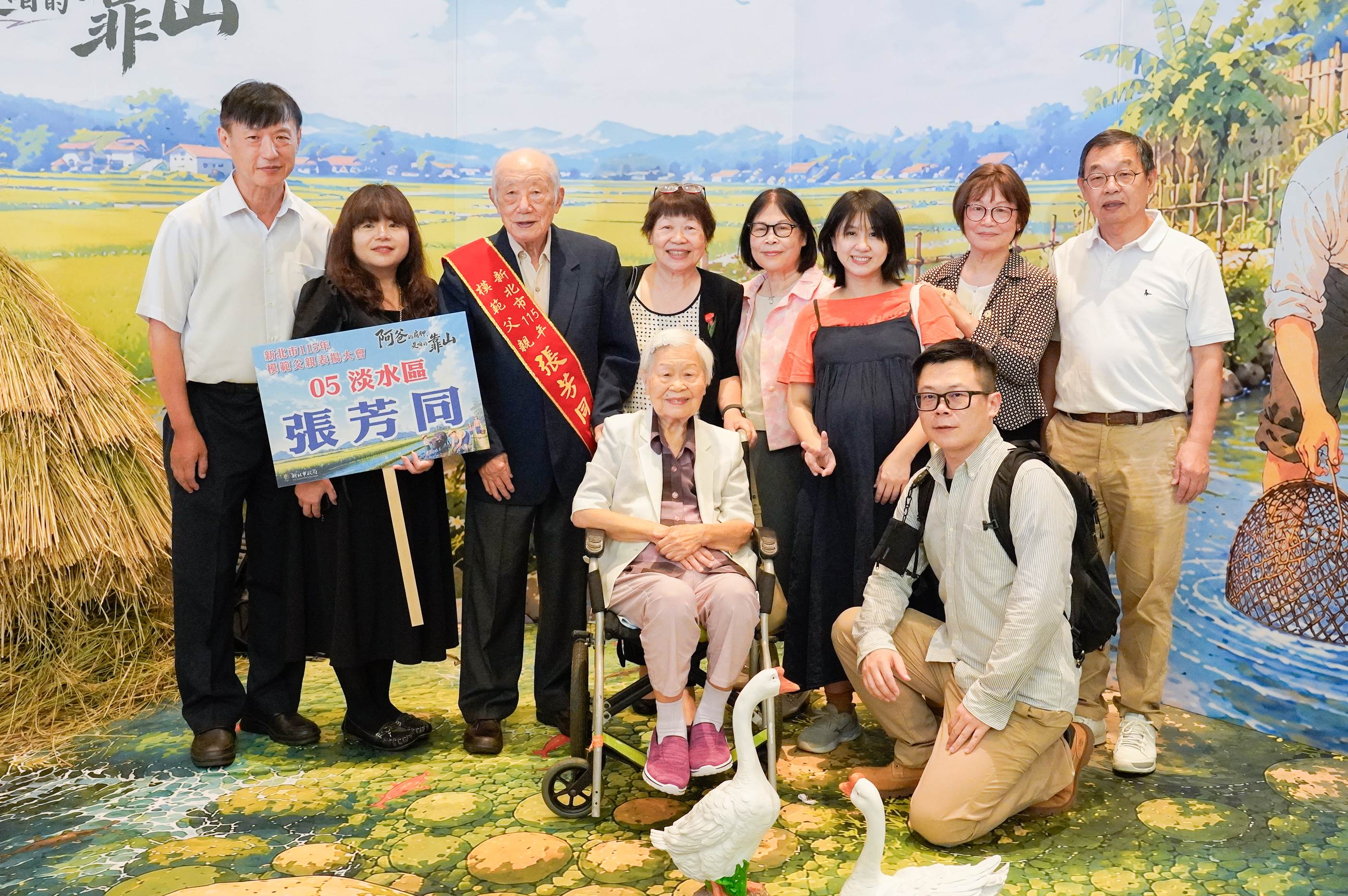 張芳同以報社檢字排版工作拉拔7名兒女長大 各自成家立業 獲選新北市模範父親 兒女均