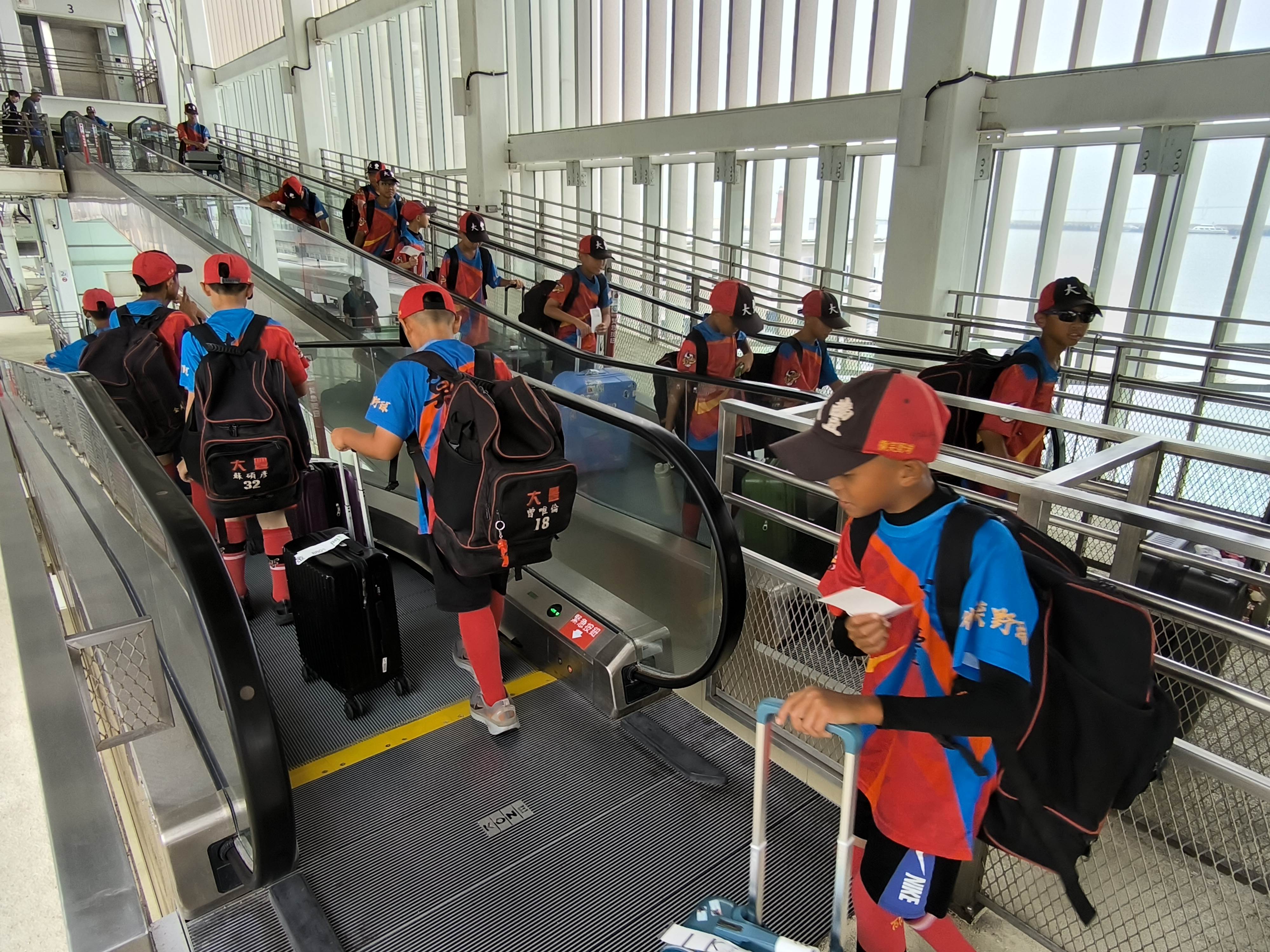 通力自動走道串聯旅運中心各樓層通關動線。(圖/通力電梯提供)