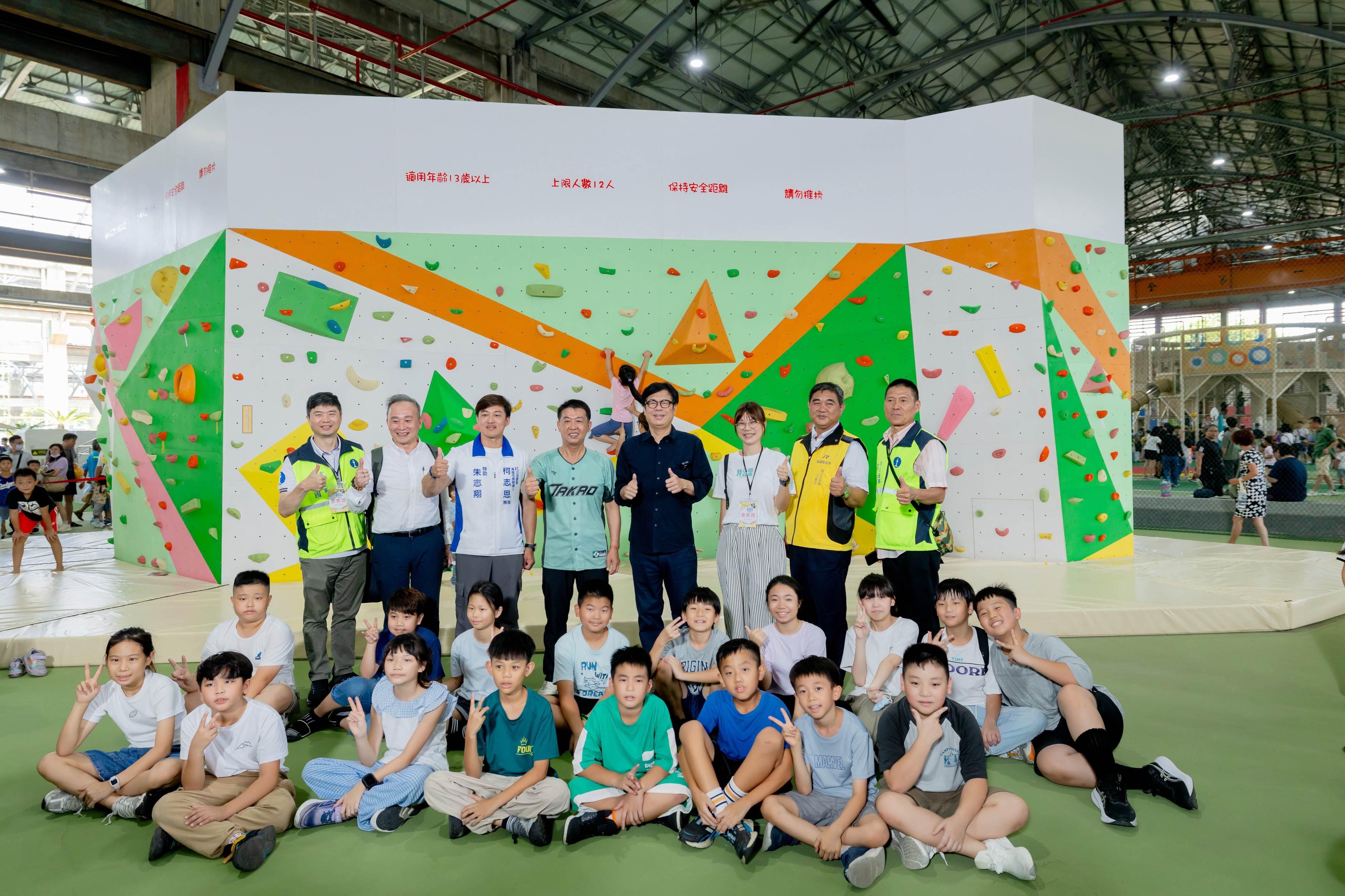 市長帶領小朋友一起體驗區園設施。（圖／高雄市政府觀光局提供）