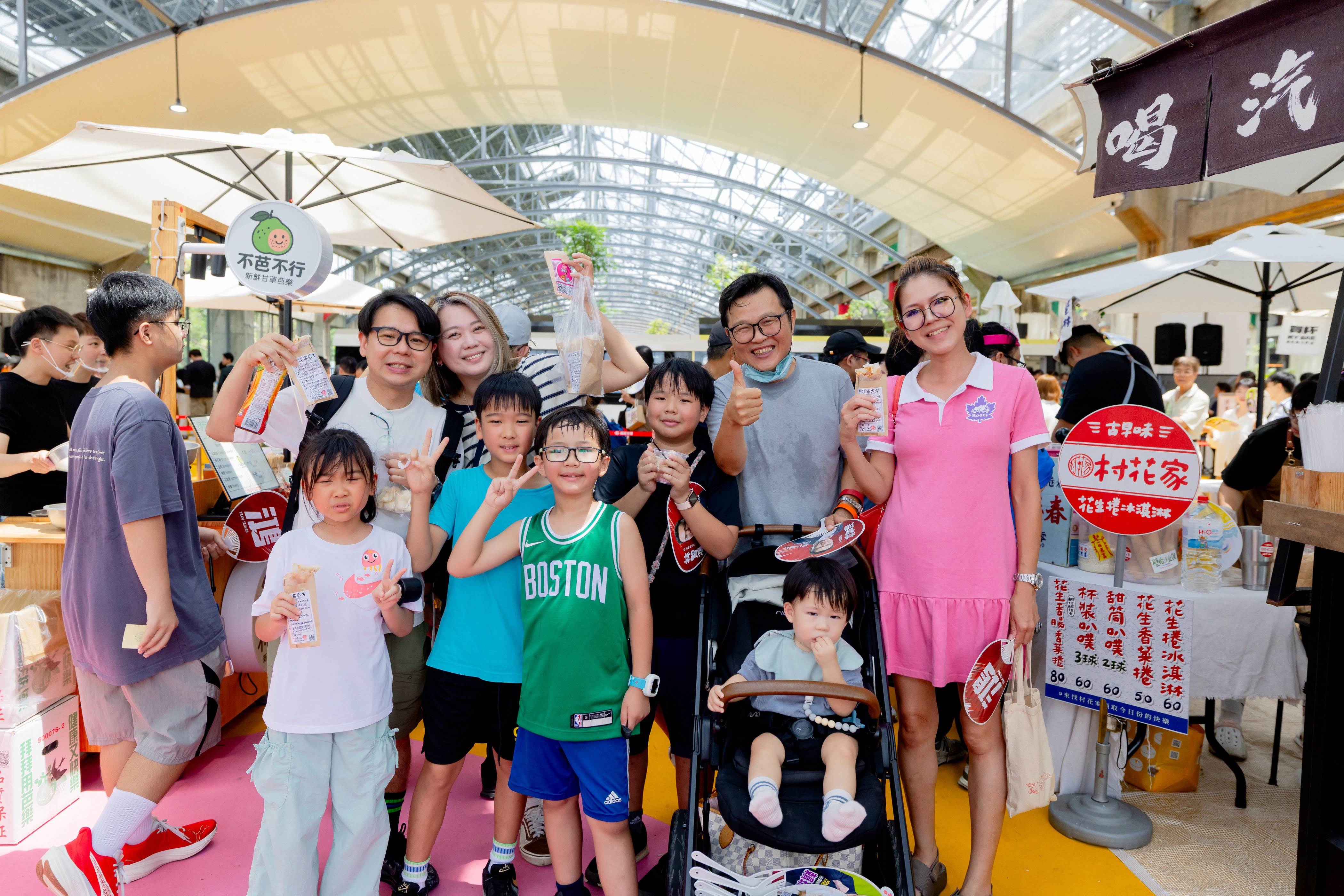民眾於園區品嚐美食歡慶父親節。（圖／高雄市政府觀光局提供） 