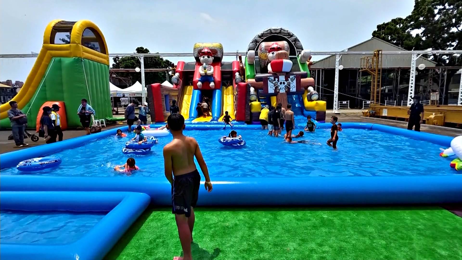 炎炎夏日,<a href='/search/tags/親子樂園/' target='_blank'>親子樂園</a>水上設施成為消暑好去處 。(圖/東森新聞)