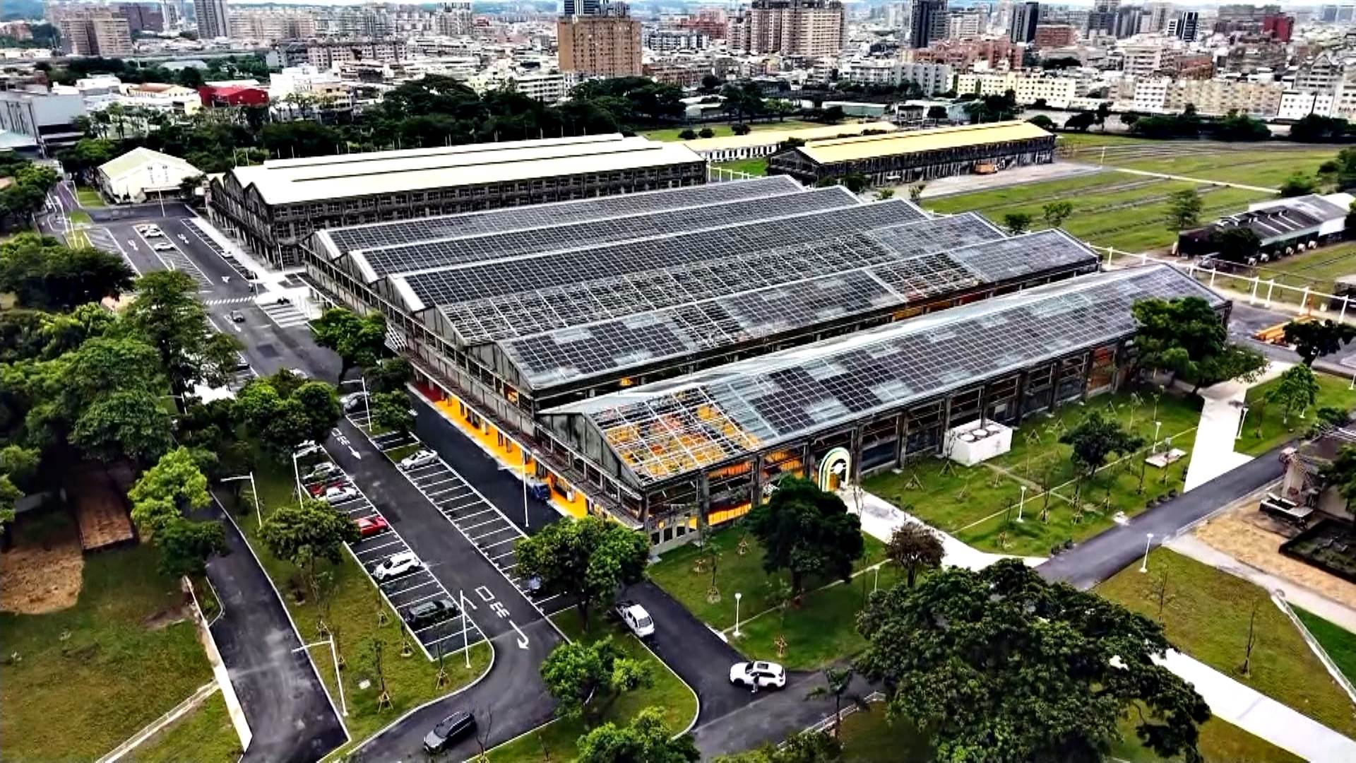 高雄親子遊樂園占地28公頃,保留原有機廠鋼樑結構,展現濃厚台鐵工業風格 。(圖/東森新聞)