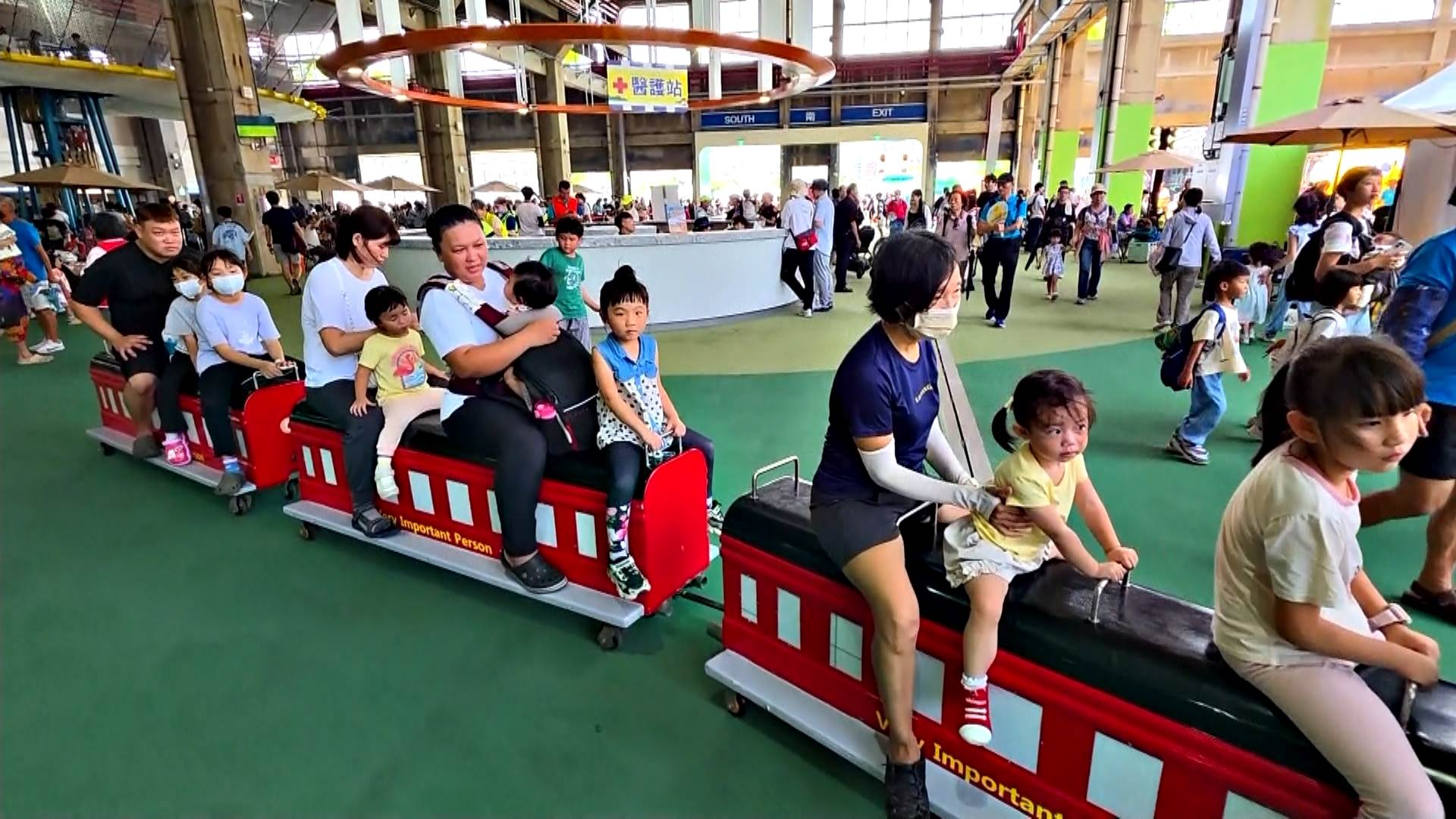 台鐵高雄機廠轉型為親子遊樂園,保留機廠特色,成為大人小孩休閒遊憩新去處。(圖/東森新聞)
