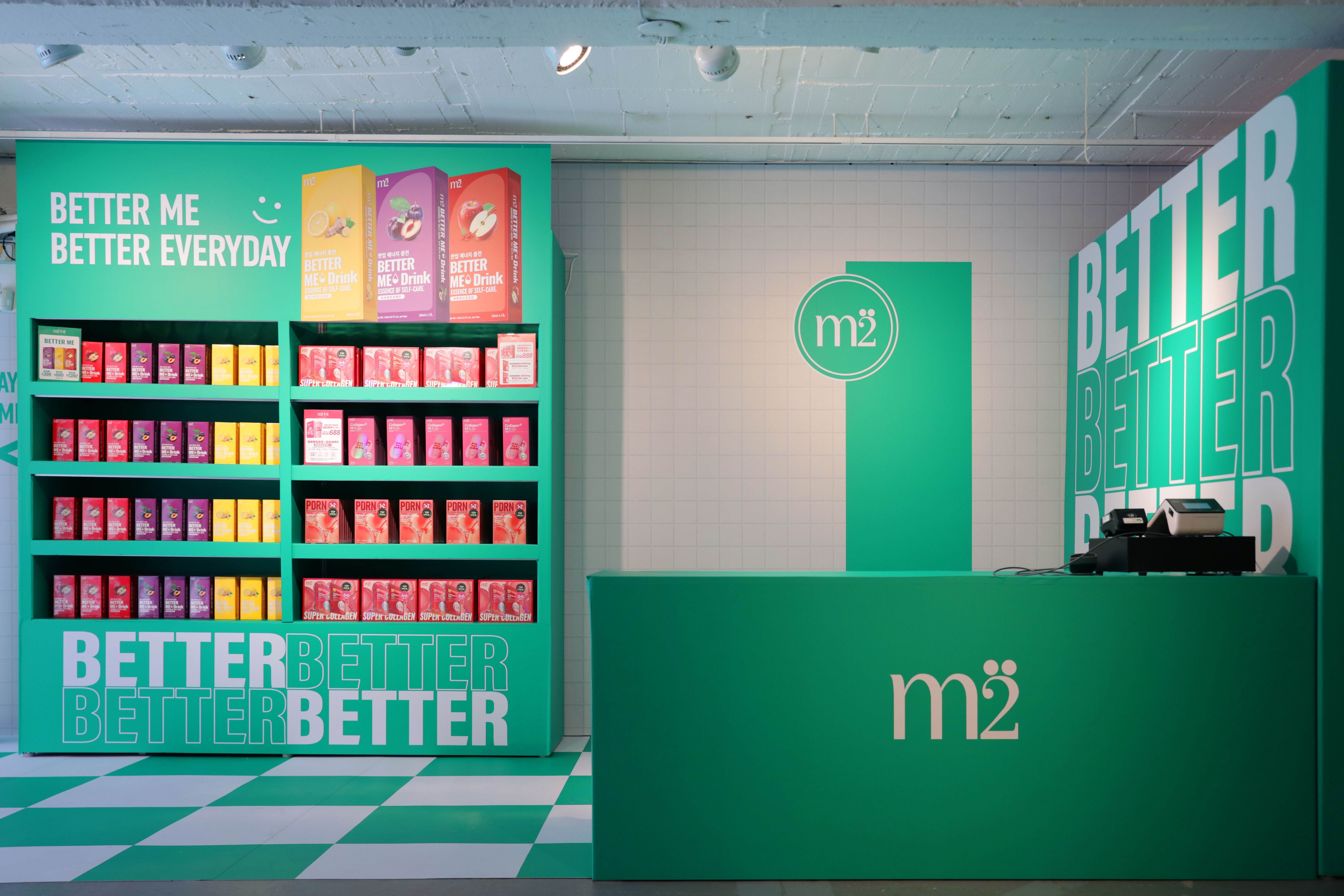 B1「BETTER ME」展區宛如打翻夏日調色盤!以清新蘋果綠與繽紛幾何色彩,打造大面積鏡面拍照牆與闖關遊戲,探索活力、平衡與健康三大美力維度!(圖/m2美度提供)