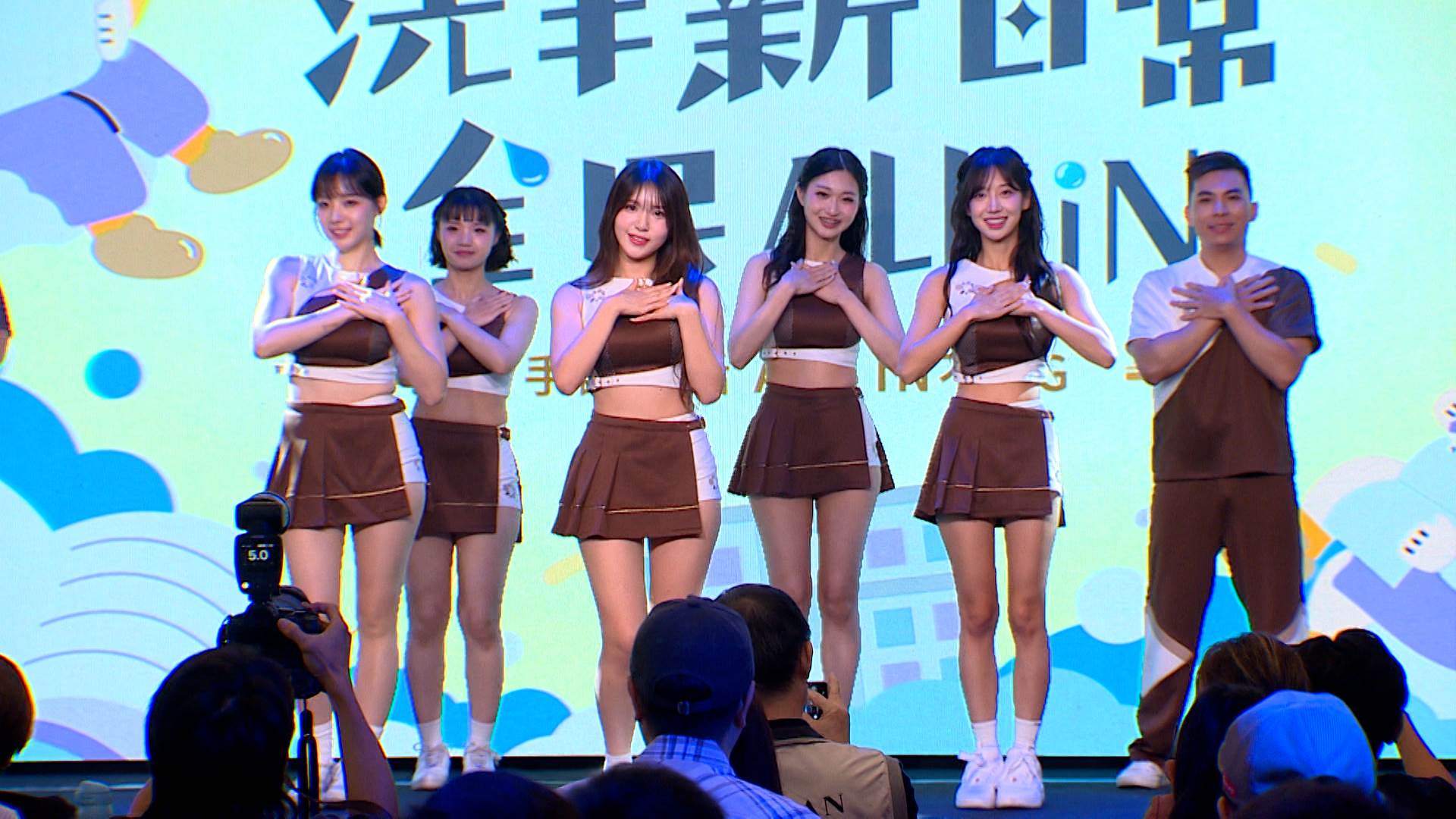 樂天女孩韓援三本柱載歌載舞,演出洗手神曲,將洗手好習慣融入歌舞表演,推廣全民洗手觀念。(圖/東森新聞)