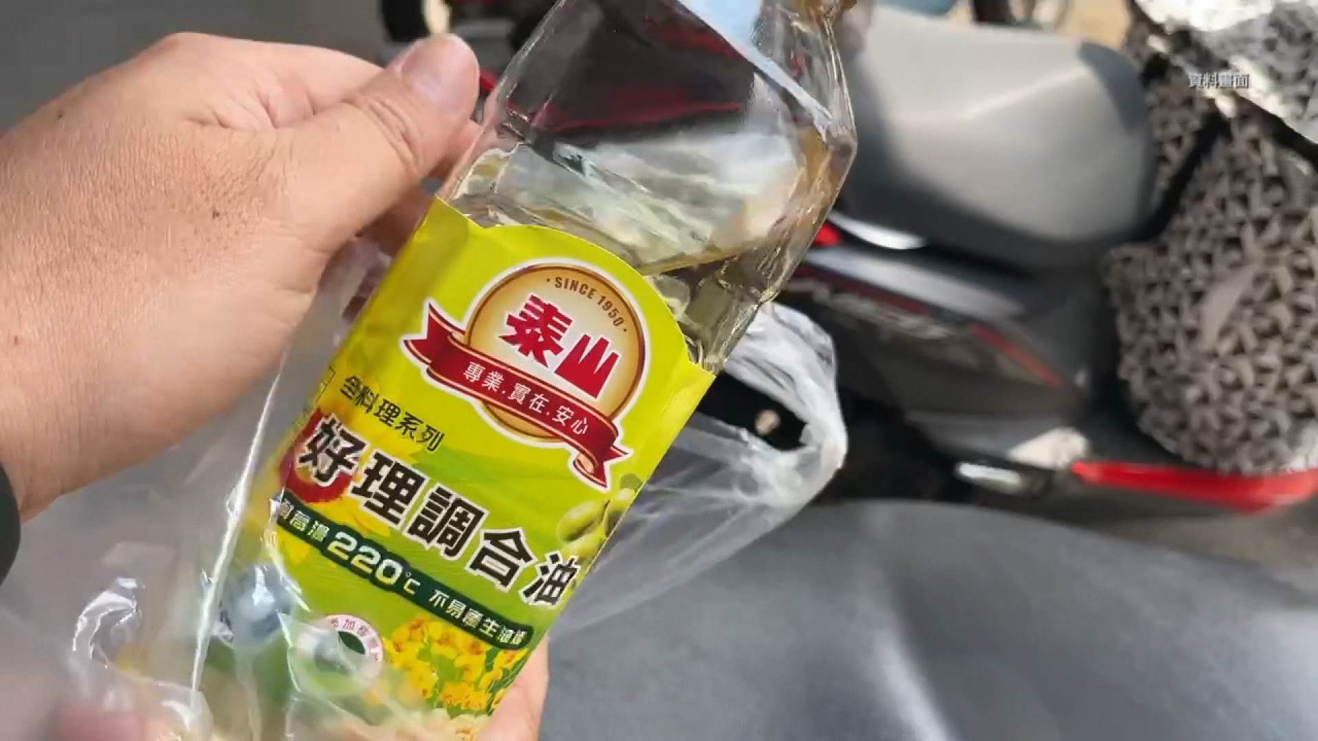 買到問題油品或混用問題油品的加工食品,民眾連日來憑著發票或相關憑證,都能順利辦理退費。(圖/東森新聞)