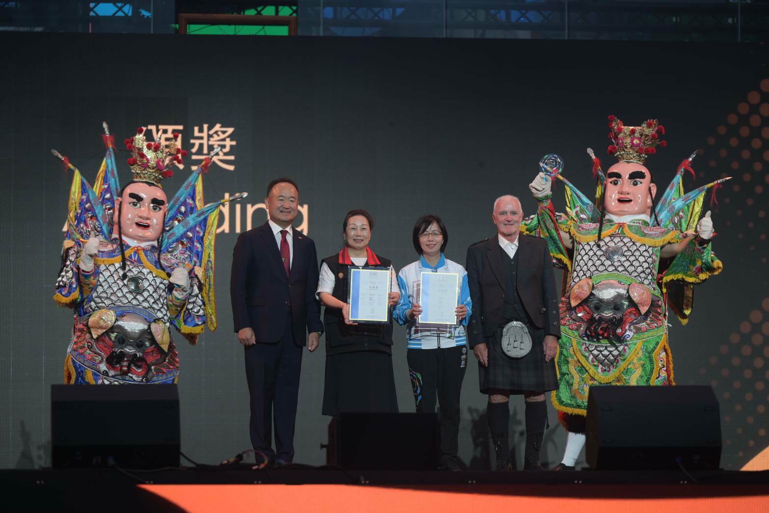 徐榛蔚向明年度接棒主辦的希臘城市致上祝賀,強調各城市擁有獨特文化底蘊,各國體育健兒也能透過交流相互學習、共同成長。(圖/花蓮縣政府提供)