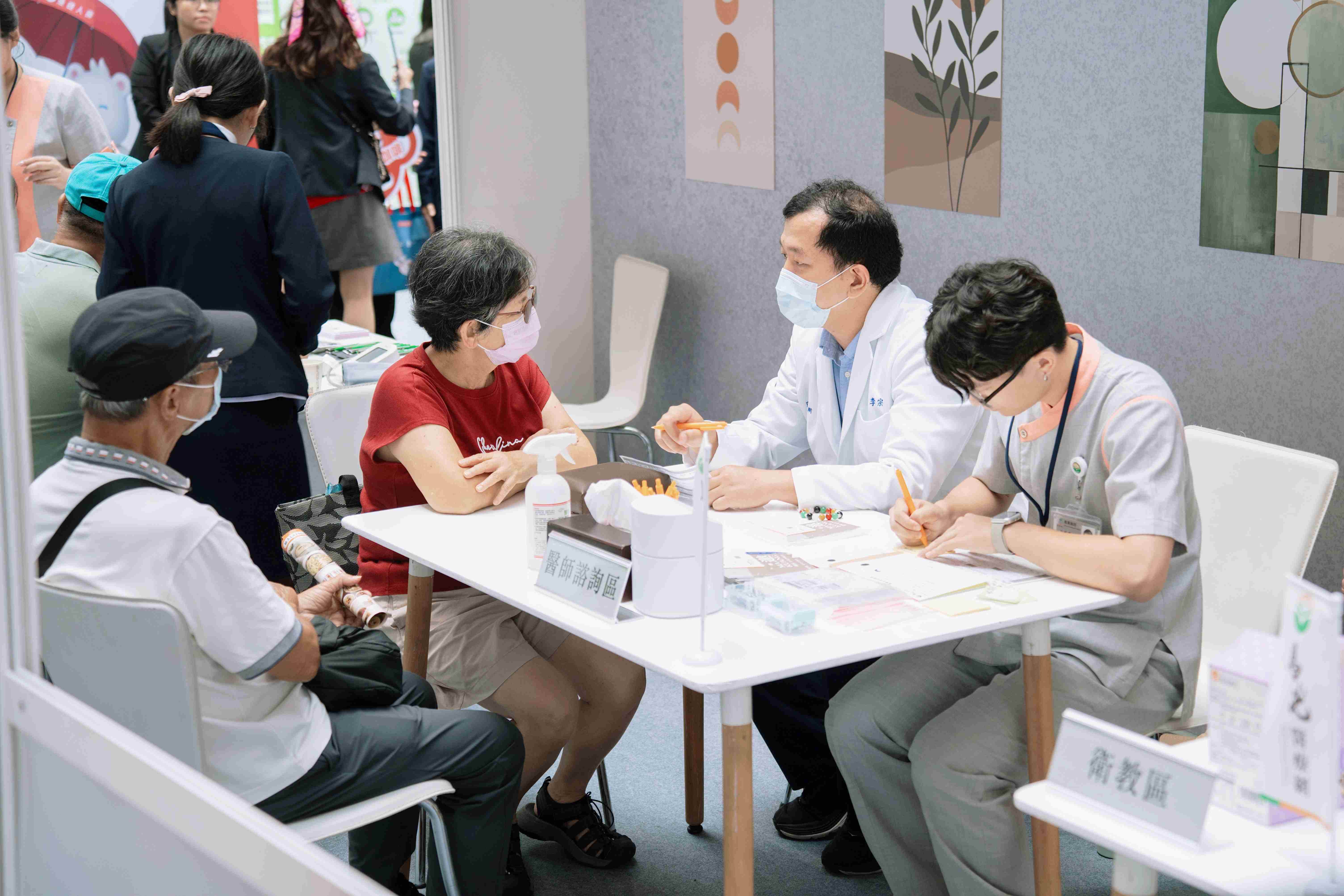 附圖3. 中醫師現場提供一對一健康諮詢，依個人體質給予專業保健建議。(馬光中醫提供)