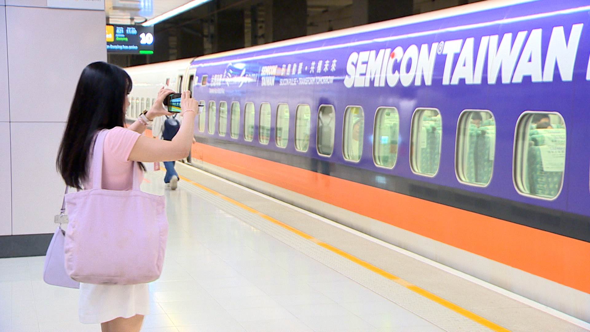 紫色車身搭配SEMICON Taiwan 2026展覽主視覺,吸引旅客目光。(圖/東森新聞)