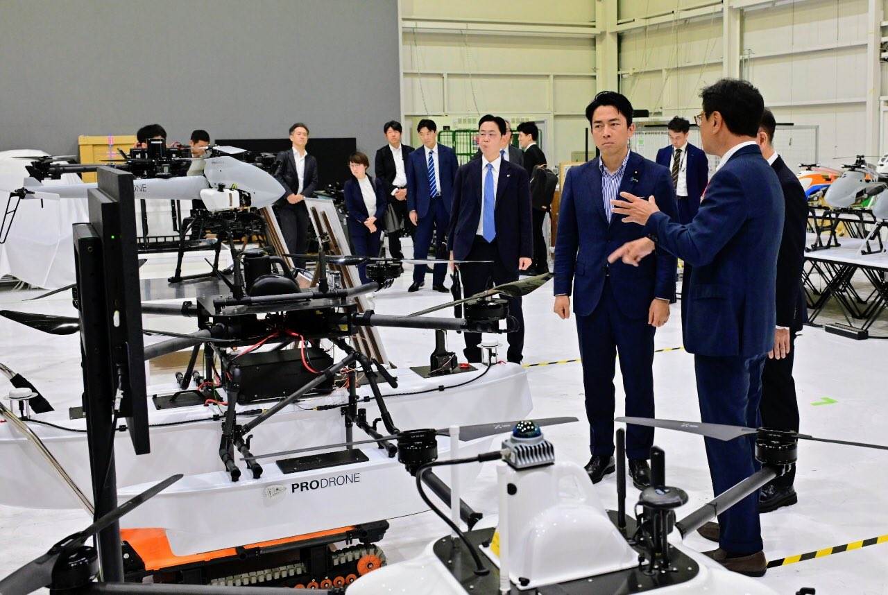 日本防衛大臣小泉進次郎參訪<a href='/search/tags/無人機/' target='_blank'>無人機</a>製造工廠，強調自主生產無人機的重要。圖／日本防衛省
