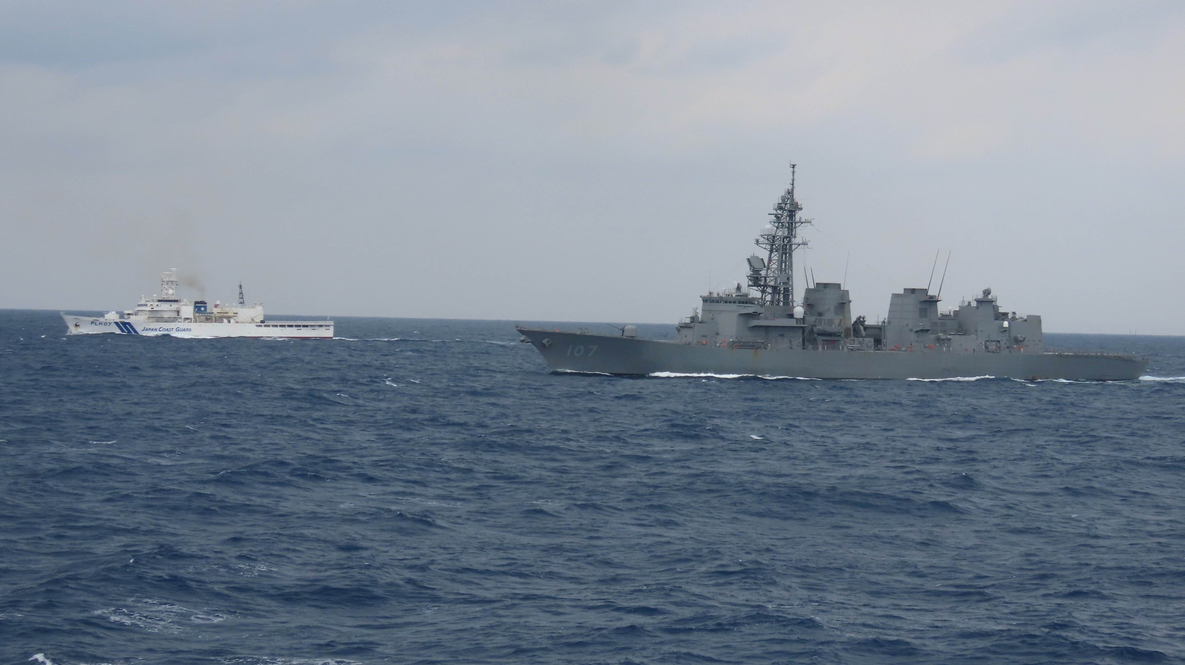 今年3月，日本海上保全廳和日本海上自衛隊在沖繩以南海域舉行聯合訓練演習。