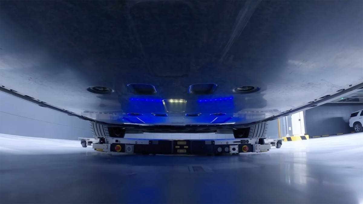 現代推出的智慧停車機器人非常薄,可以輕鬆進入車輛底部,並且撐起3,400公斤重的車輛。(圖/現代提供)