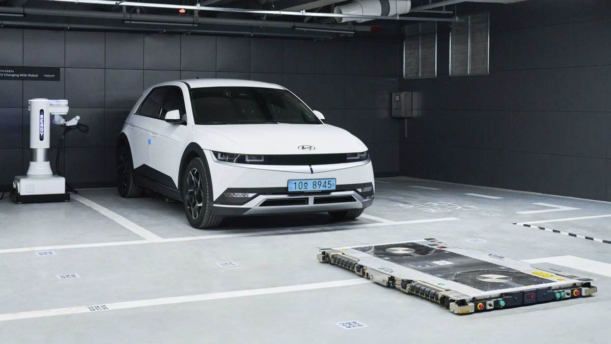 智慧停車機器人可以自由移動車輛,而且不需要開關門,因此可以讓車輛緊密排列,可提升最多五成的停車空間。(圖/現代提供)