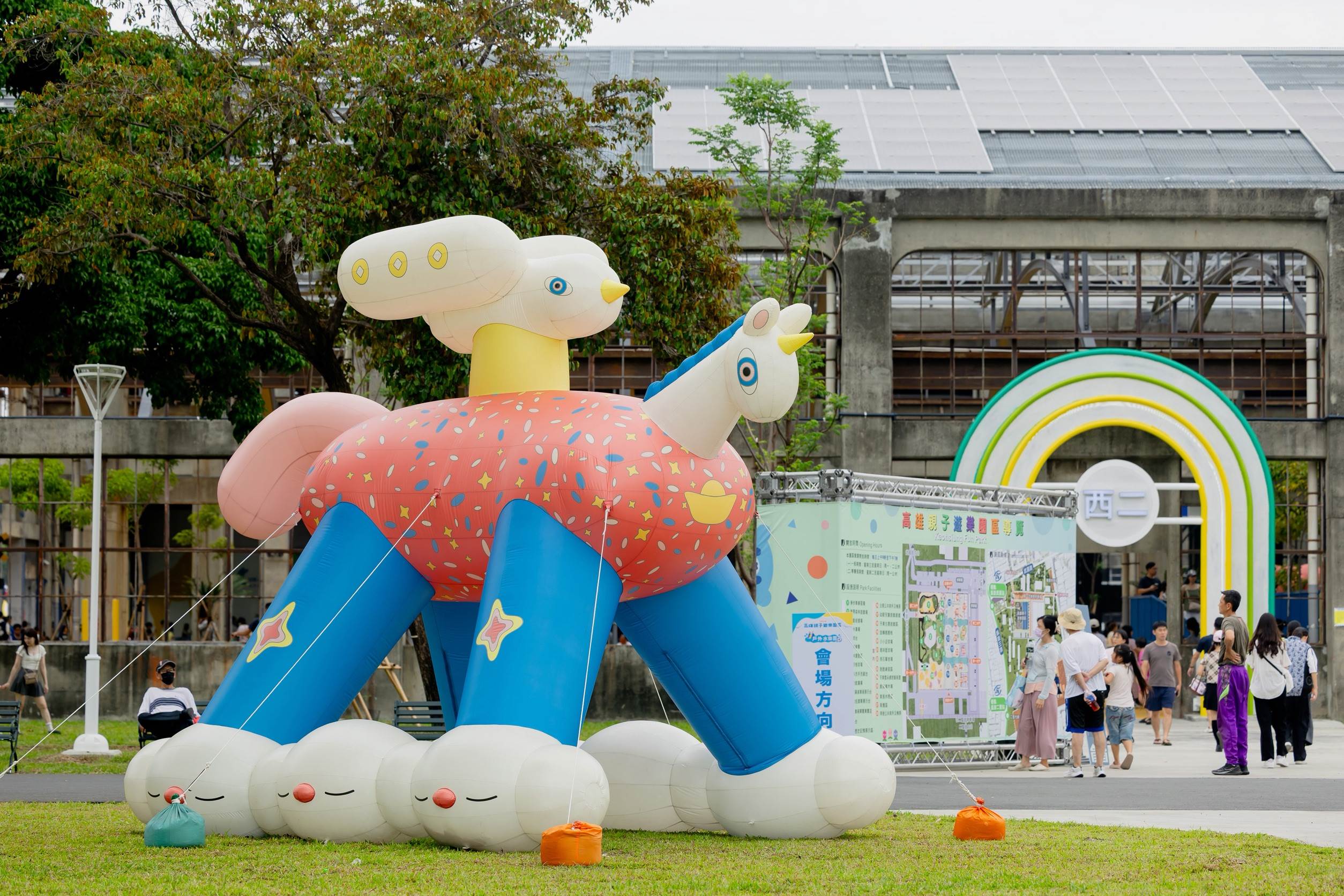 園區內大型童趣奇幻藝獸藝術裝置。(圖/東森新聞)