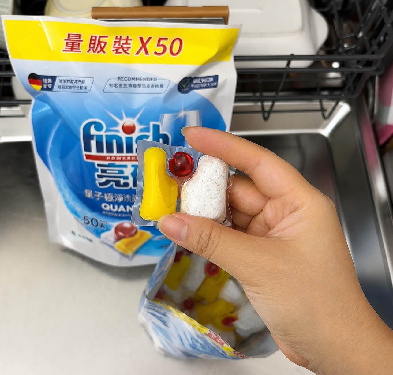 finish亮碟量子極淨洗碗凝珠,一顆整合多重清潔配方,讓洗碗流程更加便利。(圖/finish亮碟提供)