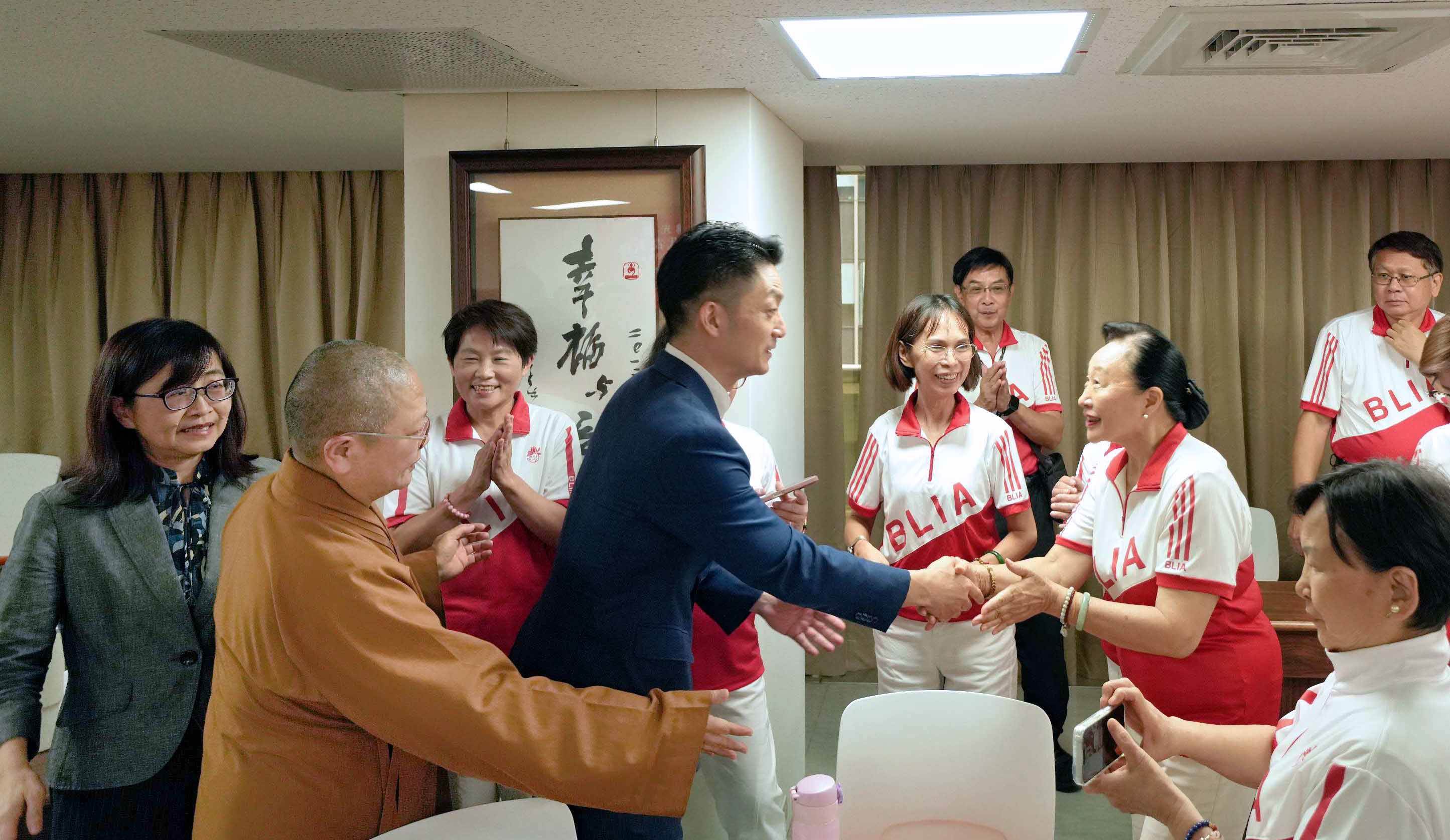 台北市長蔣萬安與佛光山義工相見歡。(圖／國際佛光會提供)