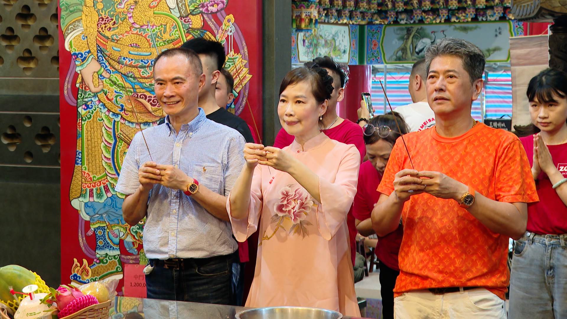 莊廣和堂帶著員工走進洲美三王宮,一同參與接燈轉運。(圖/東森新聞)