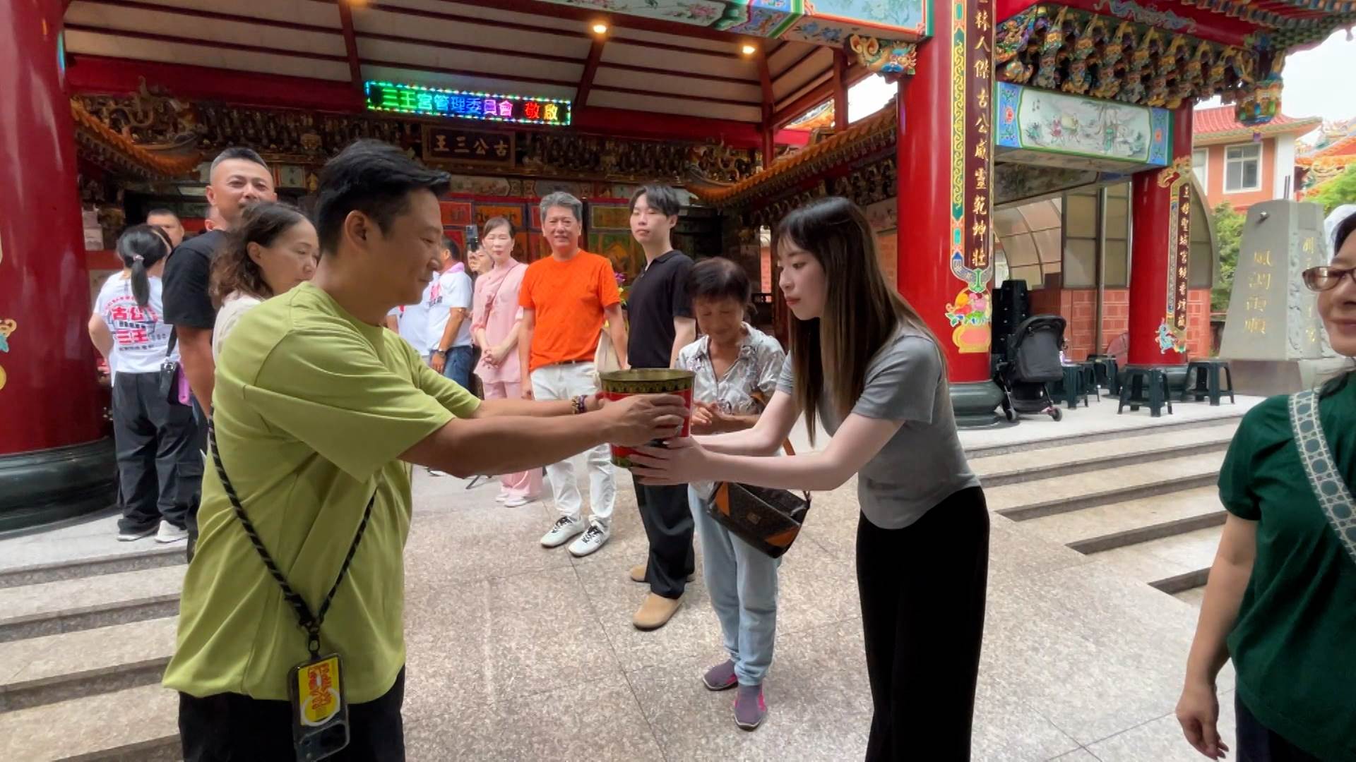 洲美三王宮年度接燈轉運儀式熱鬧登場,信眾透過接燈祈福,盼將不好的放下,迎來新的好運。(圖/東森新聞)