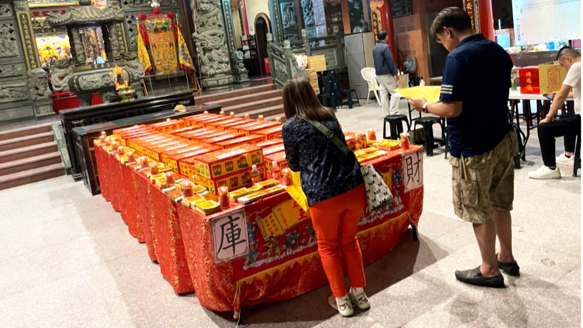 洲美三王宮限定開放補財庫儀式,不少信眾提前參與。(圖/東森新聞)
