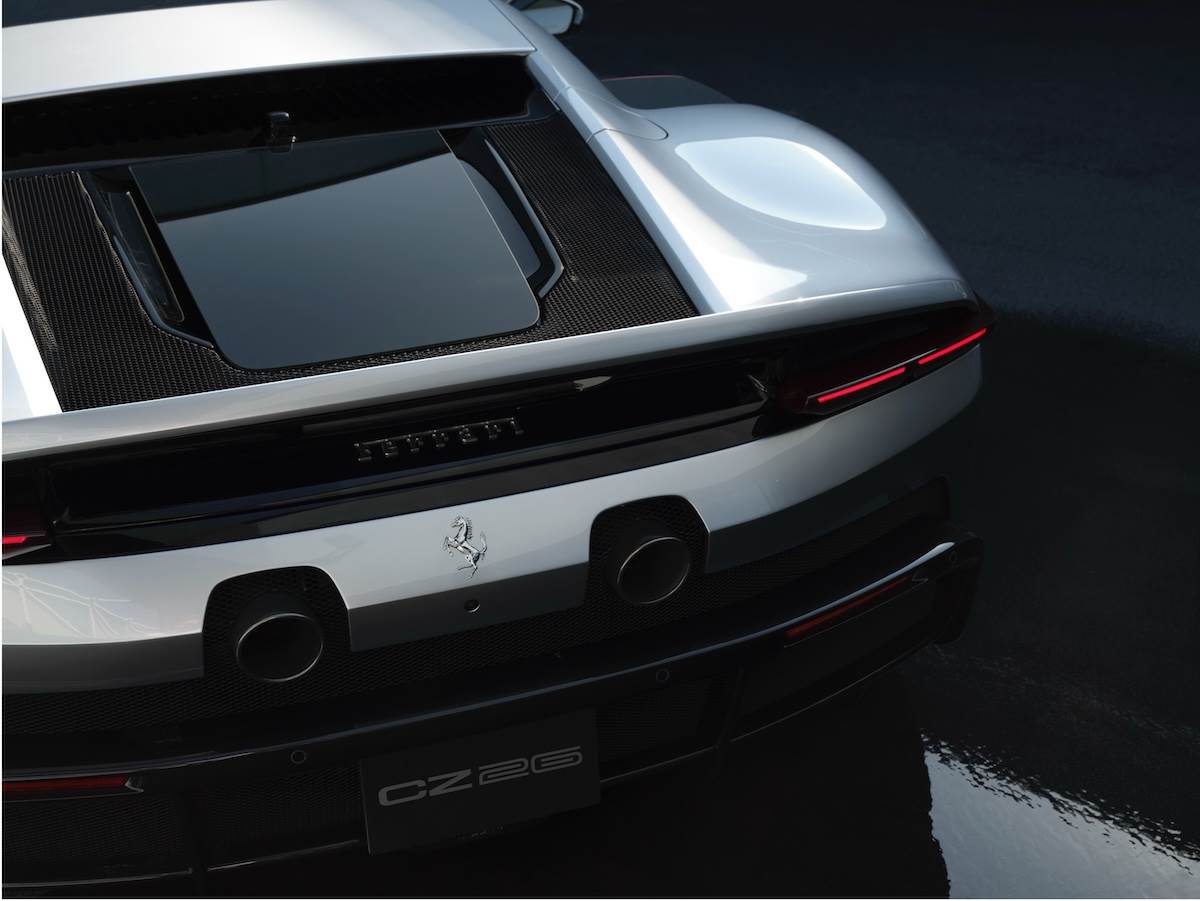Ferrari CZ26車身側面散熱進氣口、前臉、尾部擴散器、懸浮式燈組,以及凸顯輪拱造型的碳纖維組件,皆採統一設計語彙。(圖/臺灣蒙地拿提供)
