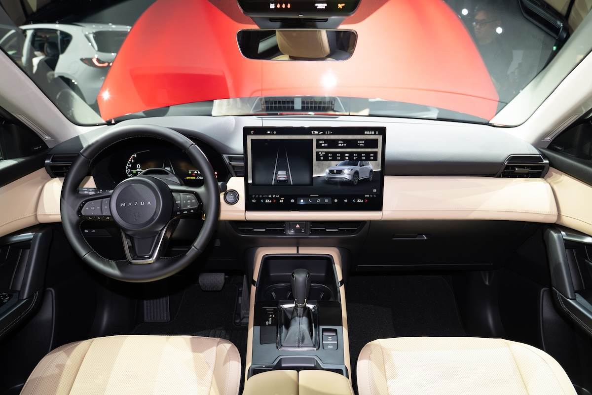 新CX-5座艙依車型配置12.9吋或15.6吋中央資訊顯示幕、10.25吋全數位多功能儀錶。(圖/林昱丞攝影)