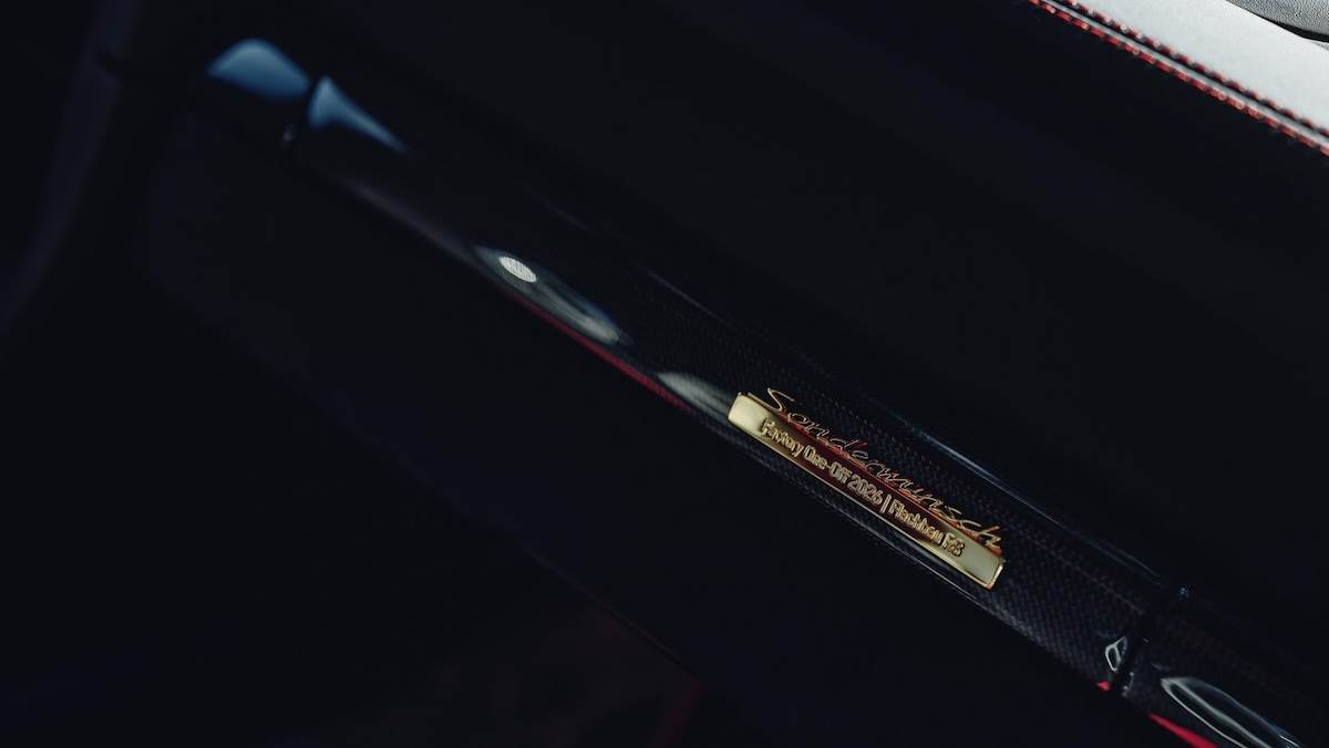 副駕駛座前方則有金色Sonderwunsch徽飾以及「Factory One-Off 2026 | Flachbau RS」專屬銘牌。(圖/Porsche提供)