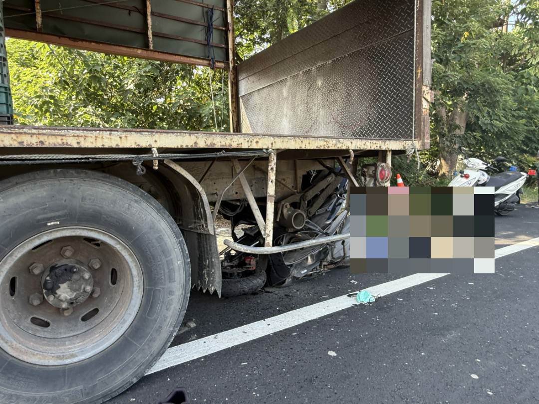 該輛大貨車雖然停靠在路邊,但其左側車輪已經明顯壓在白線(路面邊線)上。(圖/東森新聞)