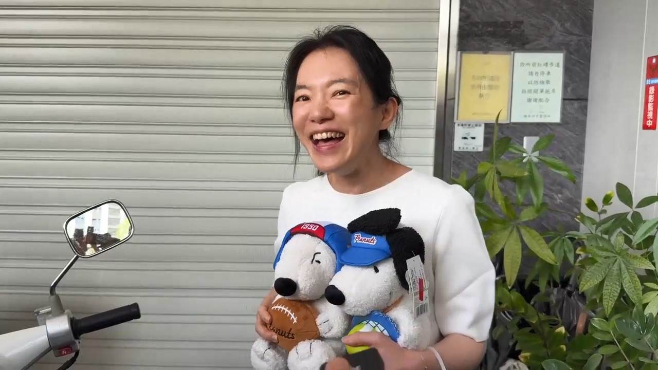 陳幸妤也在媒體邀請下,開心從袋子裡掏出兩隻史努比玩偶。(圖/東森新聞)