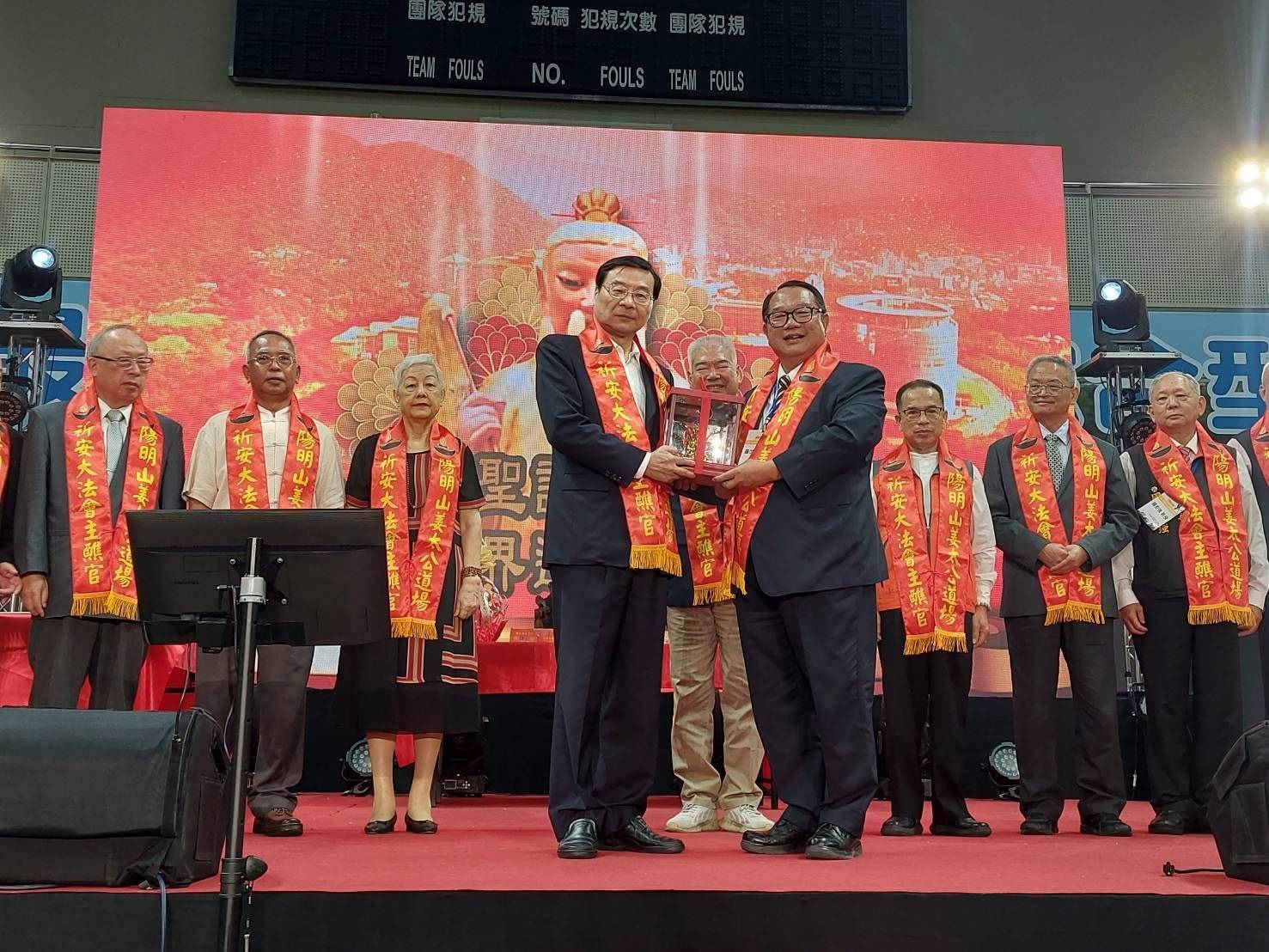姜太公道場2023年9月於文化大學舉辦姜太公祝壽大典暨第一屆姜太公世界道家論壇，並為2024總統大選候選人祈請賜卦，當時解讀賴清德雖選途險阻，最終仍能通關勝出，並稱其為具總統命的「天選之人」。(圖／陽明山姜太公道場提供)