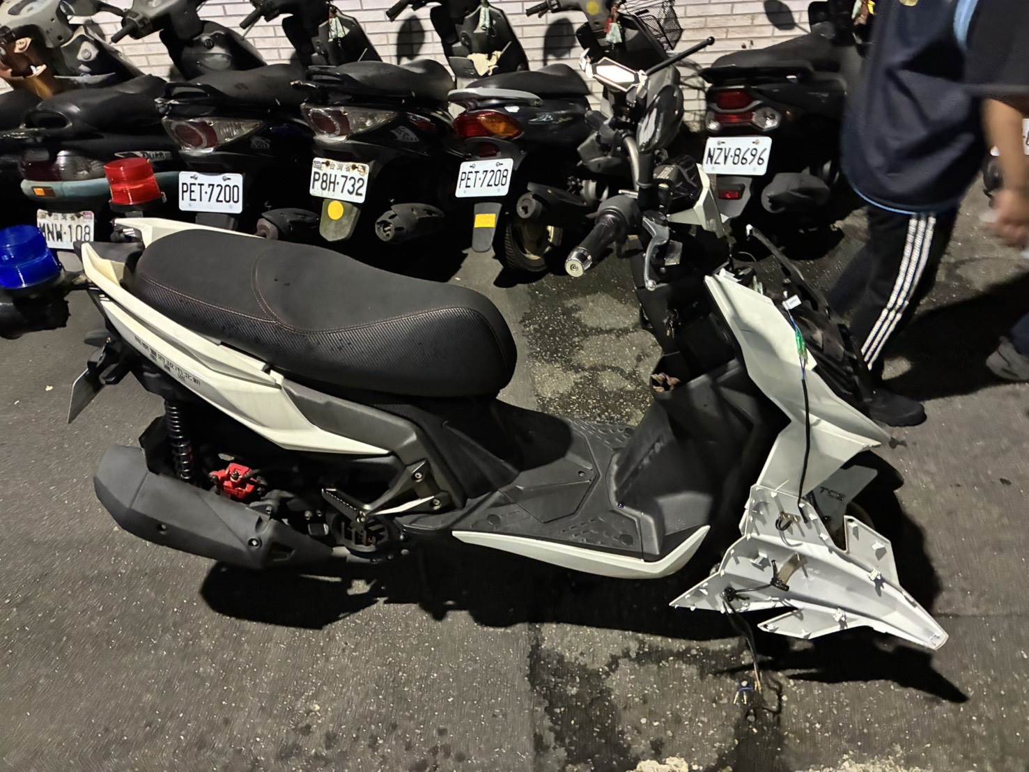 警方機車被撞。