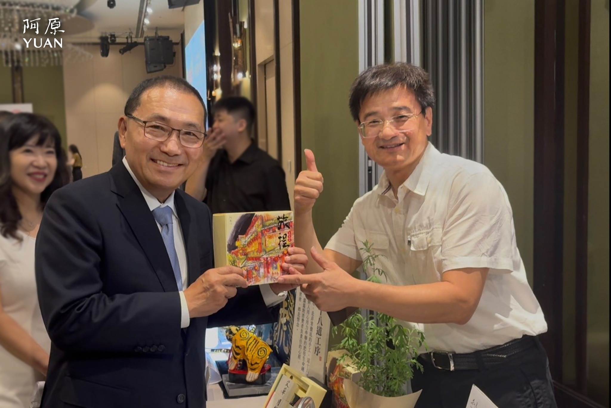 圖6.新北市長侯友宜（左）頒發「2026新北嚴選－特色商品獎」，阿原總經理江榮華（右）