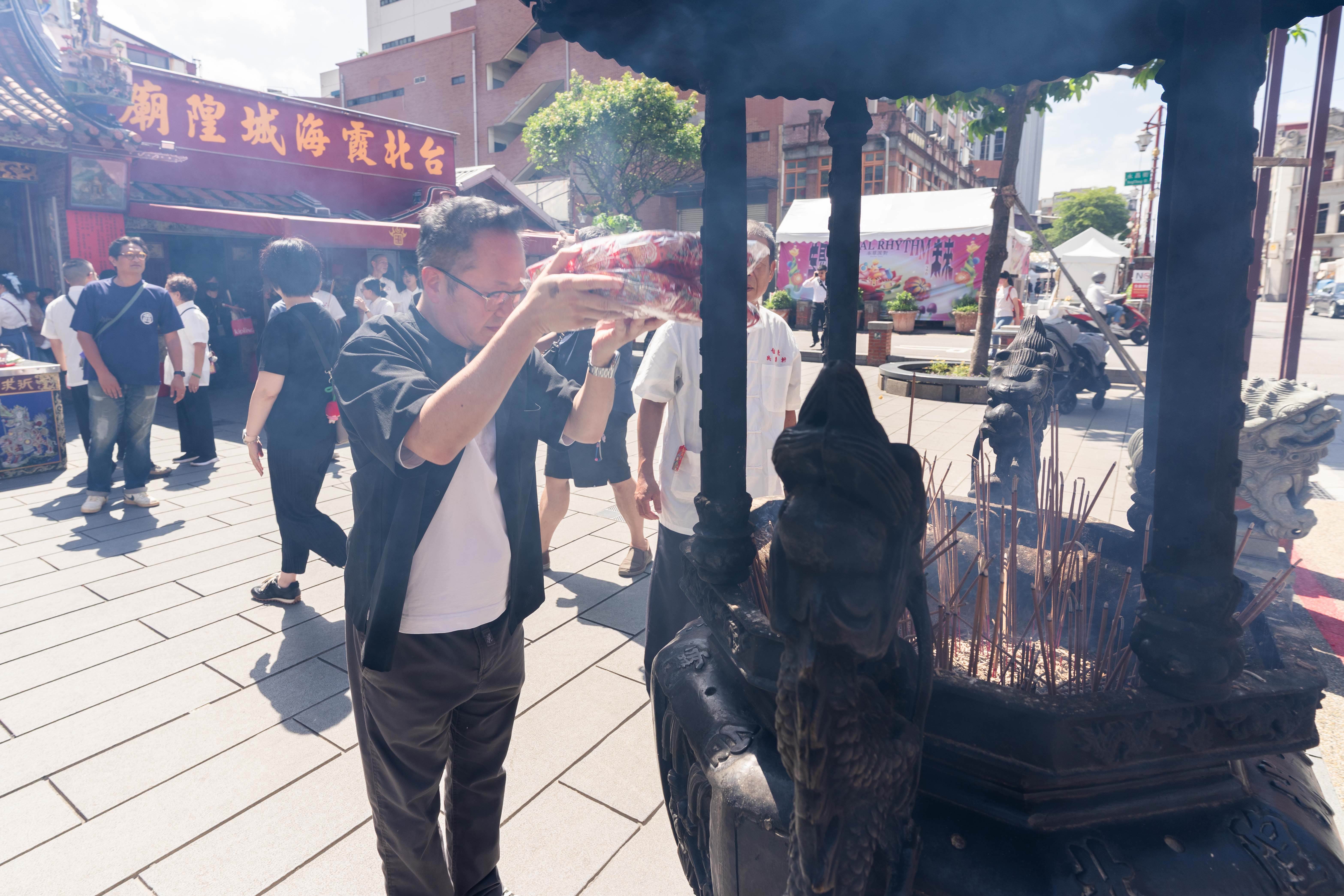 將要帶至波蘭贈送民眾的平安符香火袋到霞海城隍廟過爐。翻攝畫面