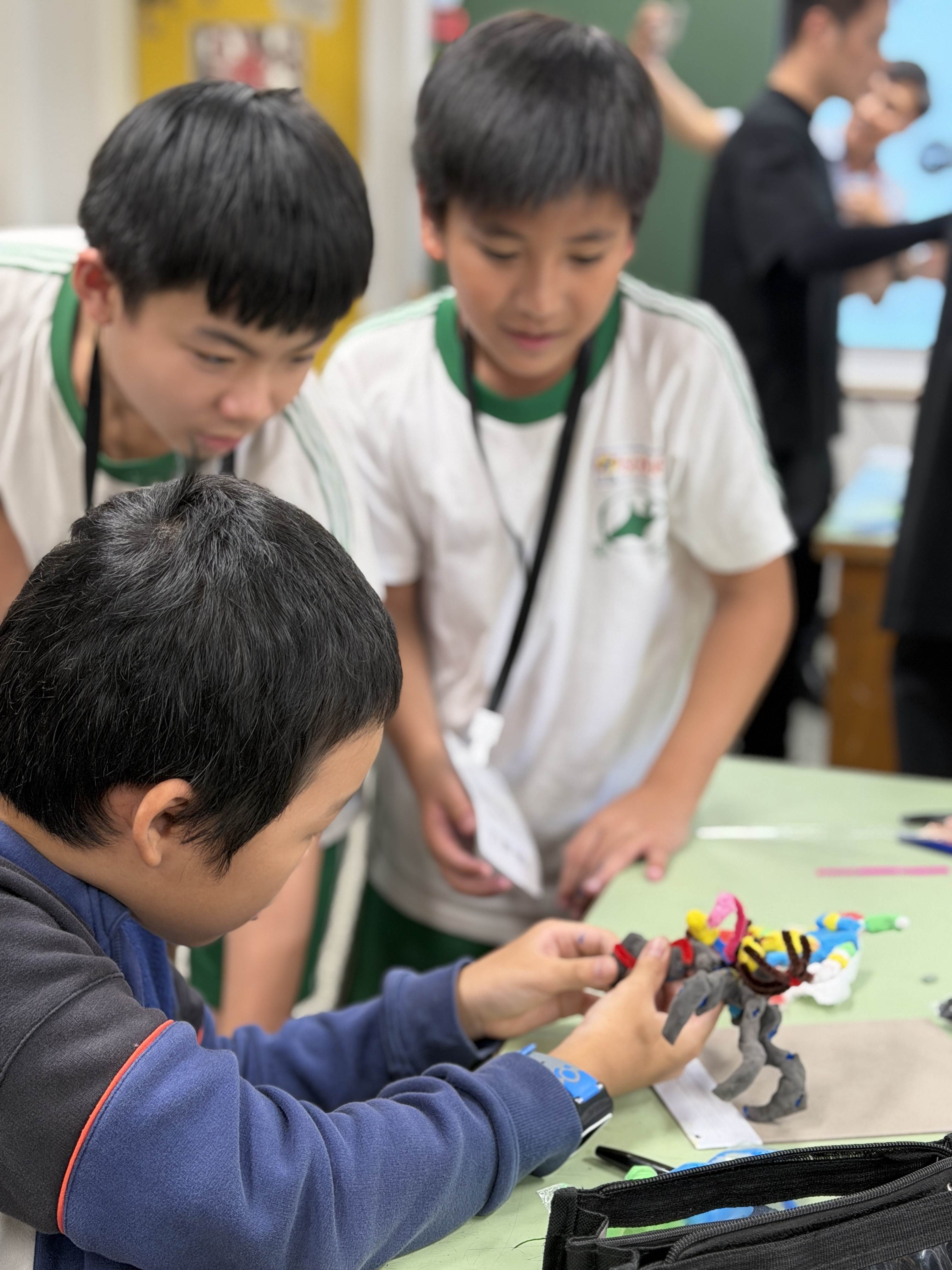 07-學生將製作設計的想法與夥伴討論並創作空間模型_0 (002).JPG