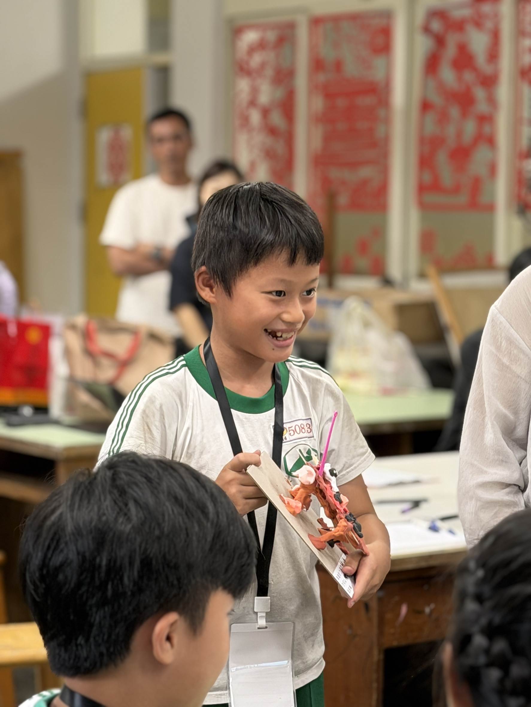 林品旭同學開心分享美勞教室改造模型。（圖／復興國小提供）