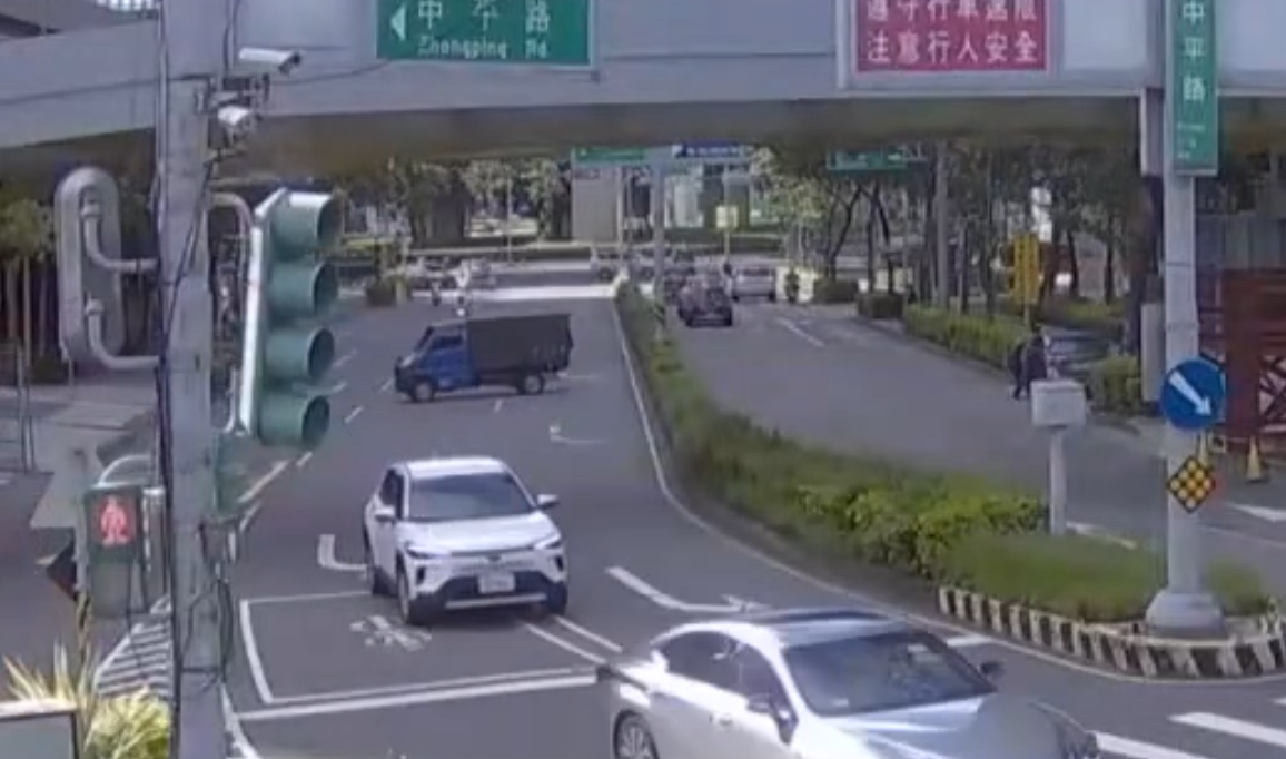 小貨車倒退嚕撞上分隔島,所幸未造成人員傷亡。翻攝畫面