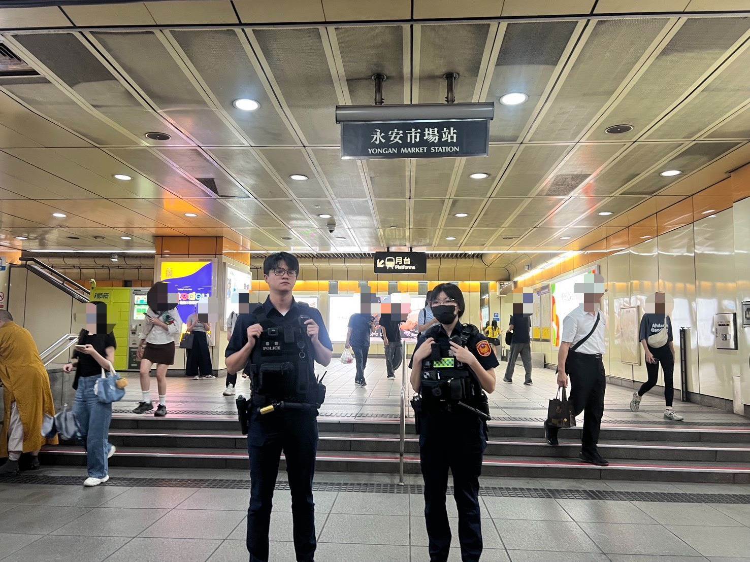 警方在捷運站維持安全。