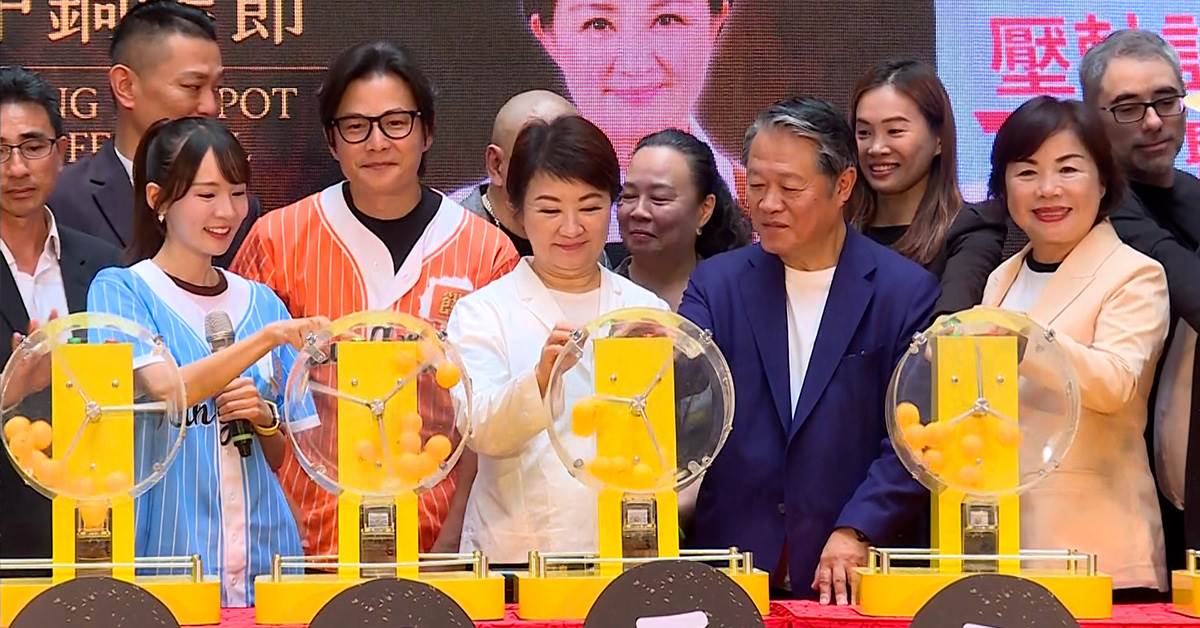 盧秀燕市長與藝人孫協志親臨現場，為鍋烤節進行壓軸抽獎。（圖／東森新聞）