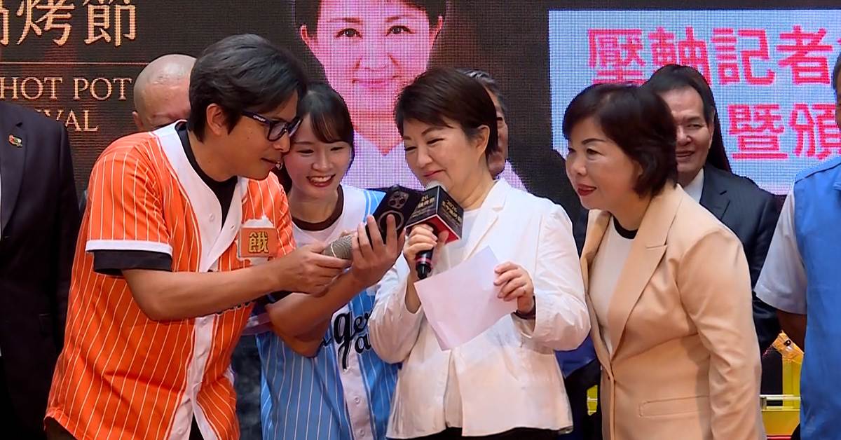 市長盧秀燕與藝人孫協志現場 Call Out，與汽車大獎得主驚喜互動。（圖／東森新聞）