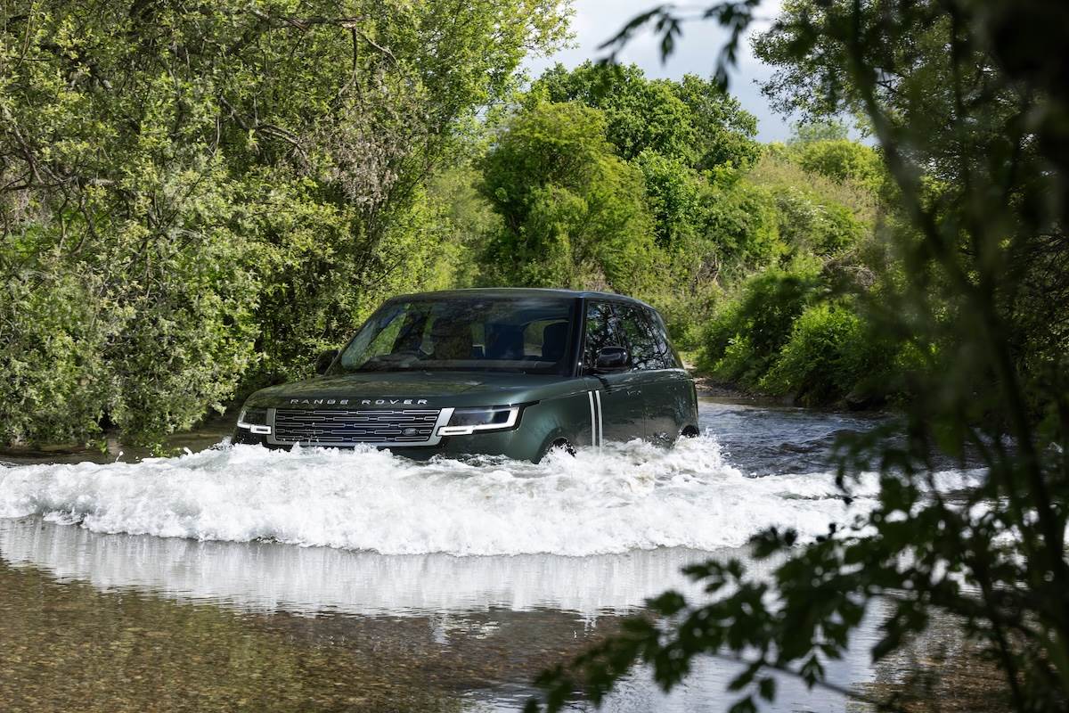 Range Rover Electric涉水深度最高達900mm。(圖/JLR Taiwan提供)