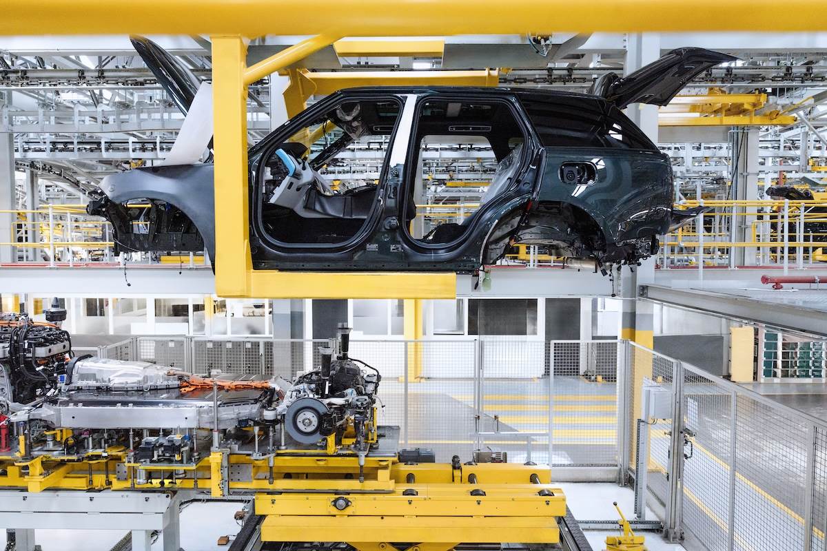 為因應純電車型生產需求,JLR針對Solihull工廠推動電氣化升級,已有9,000名產線員工完成電動化專項培訓。(圖/JLR Taiwan提供)