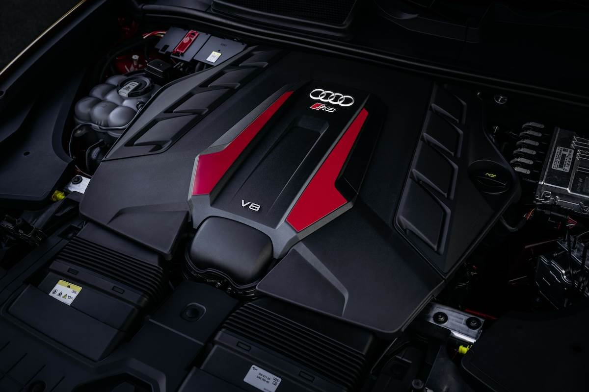RS Q8 performance搭載經過升級的4.0升V8缸內直噴雙渦輪增壓引擎,並結合48V輕型複合動力系統。(圖/台灣奧迪提供)