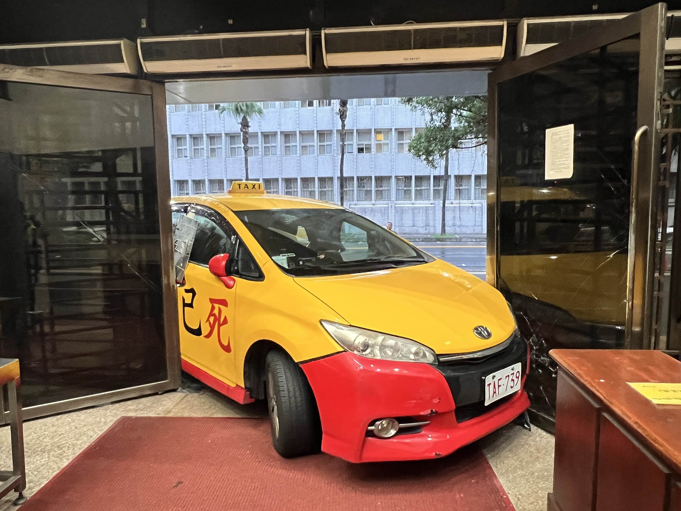 邵男駕車衝撞北檢大門。翻攝畫面