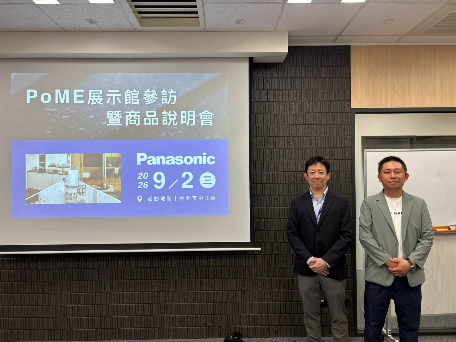 Panasonic橋本 文隆 副總(左)與香尼歐洪敬富執行長(右)一同分享產業經驗給近40名室內設計師。(圖/香尼歐提供)