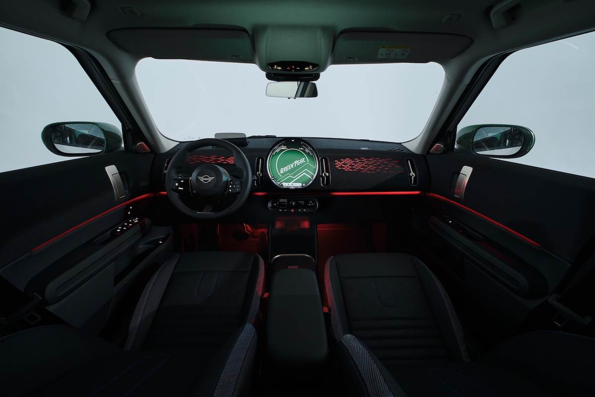 Countryman Green Peak特仕版車室內部採用新世代MINI家族的座艙架構。(圖/汎德提供)