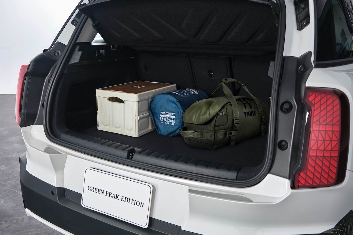 交車禮內容涵蓋Green Peak特仕版專屬車貼、Thule CHASM 30L旅行裝備袋,以及Thule ENROUTE旅行盥洗包。(圖/汎德提供)