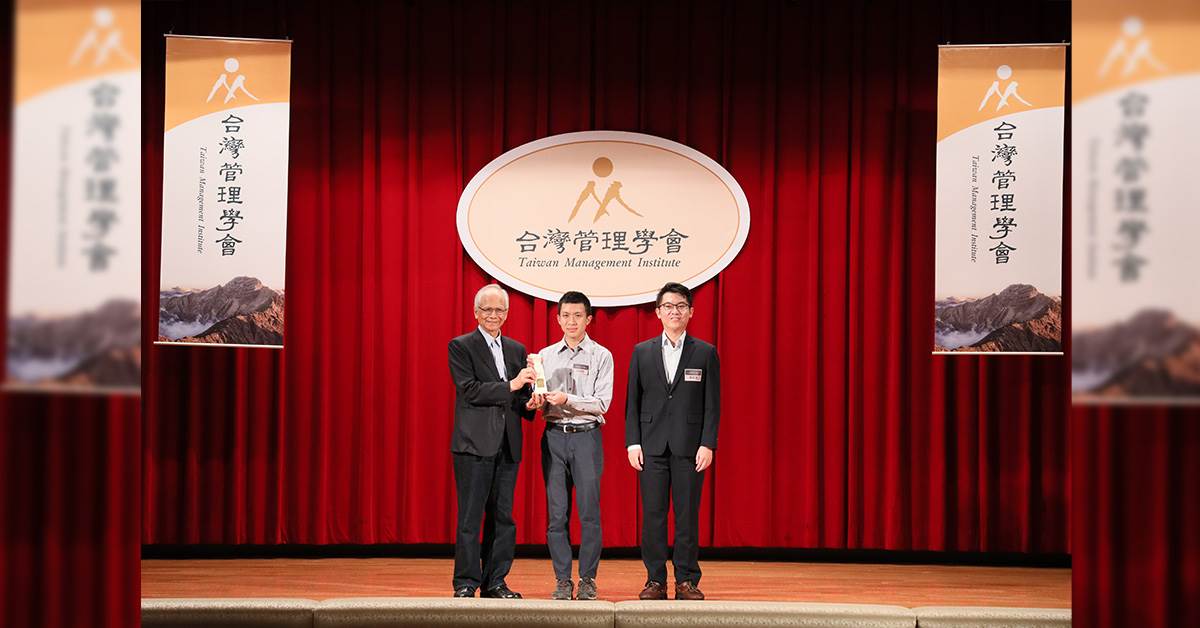 名譽創會理事長、前院長游錫堃為今年拔得頭籌的博士組特優論文獎得獎者與其指導教授頒發獎盃、獎狀。（圖／崇越論文大賞提供）