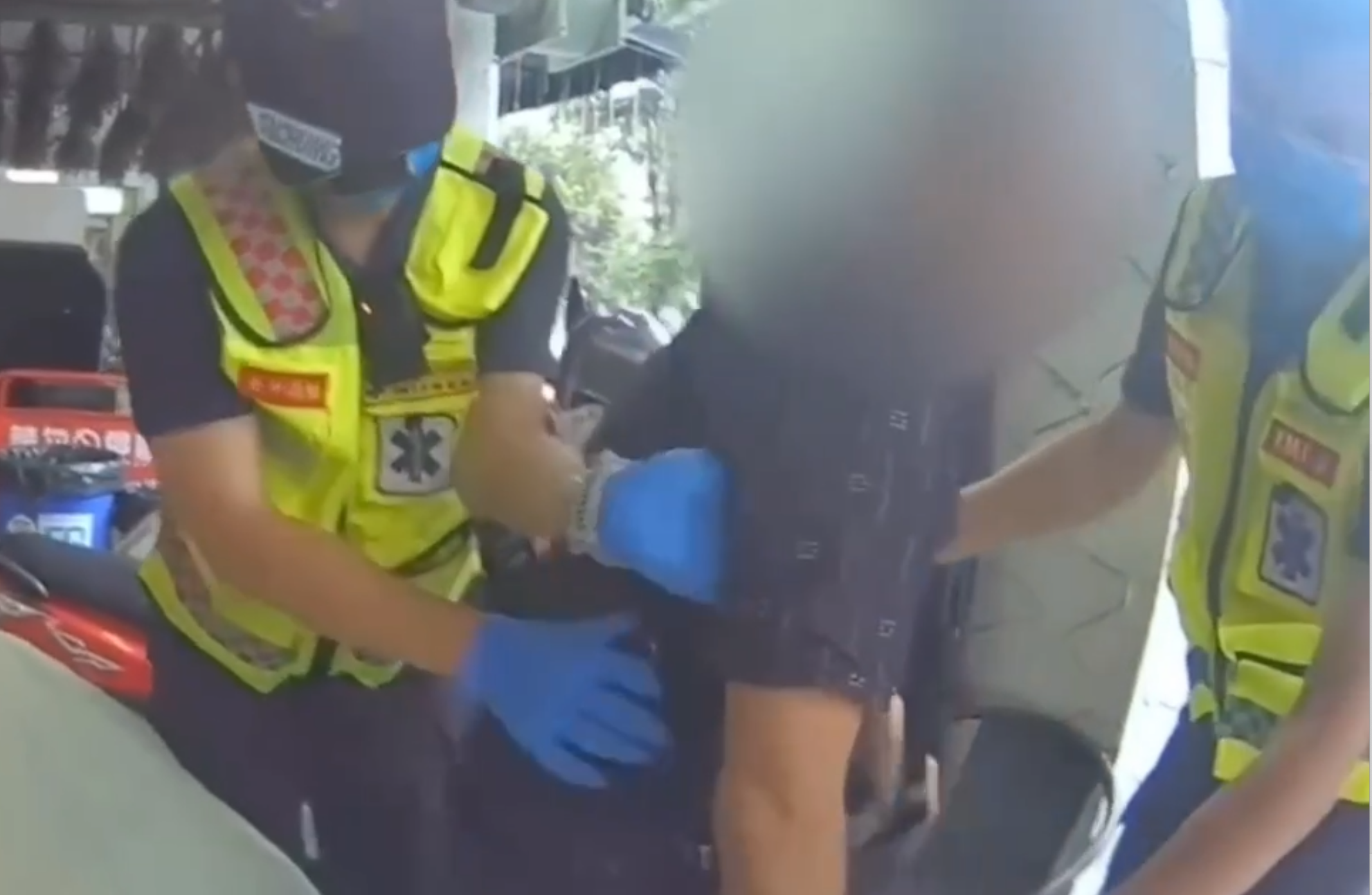 救護人員趕緊將馬姓男子送醫。翻攝畫面