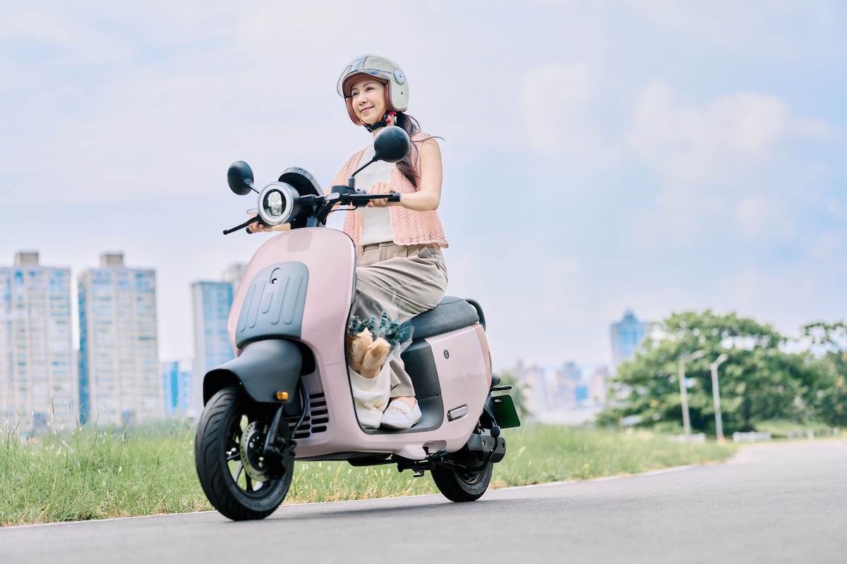 Gogoro EZZY淺粉。(圖/Gogoro提供)