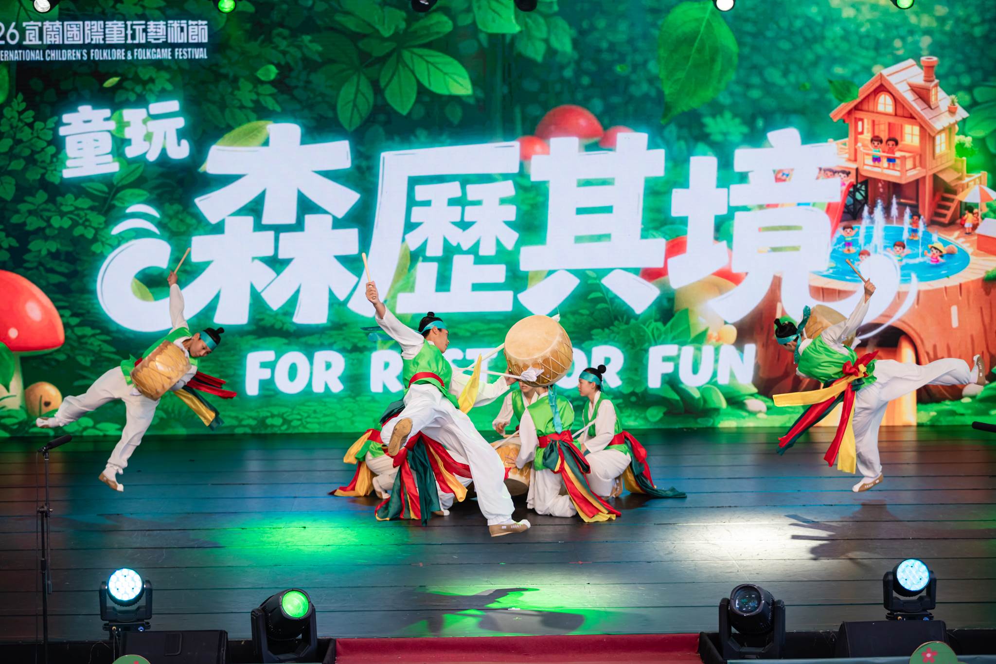 韓國飛山鼓舞團演出，融合傳統與現代樂器，展現充滿動感的韓國民俗藝術。（圖／宜蘭縣政府文化局）