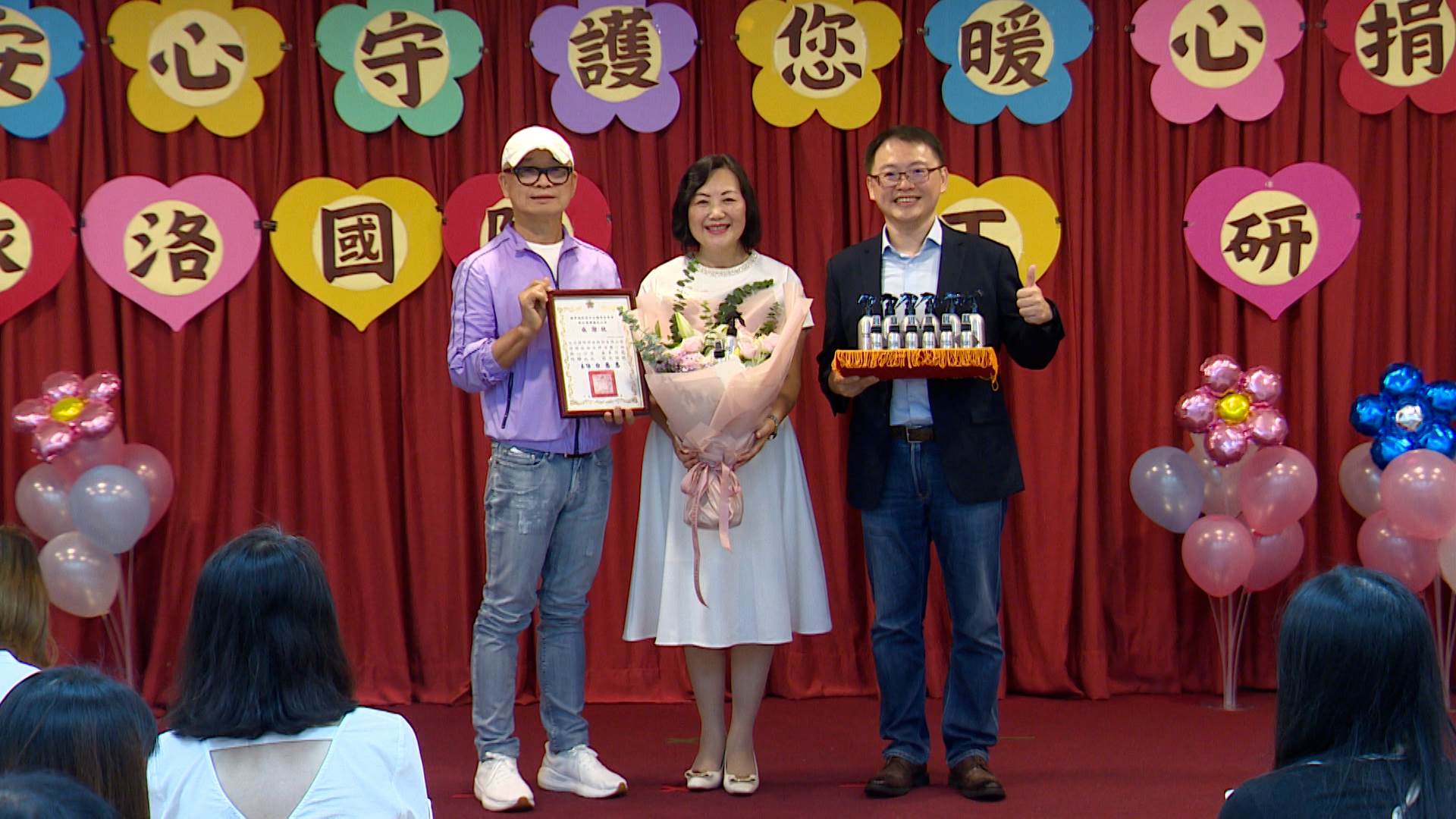 iROO依洛國際捐贈物資，盼提升新竹榮民之家長輩生活品質。（圖／東森新聞）